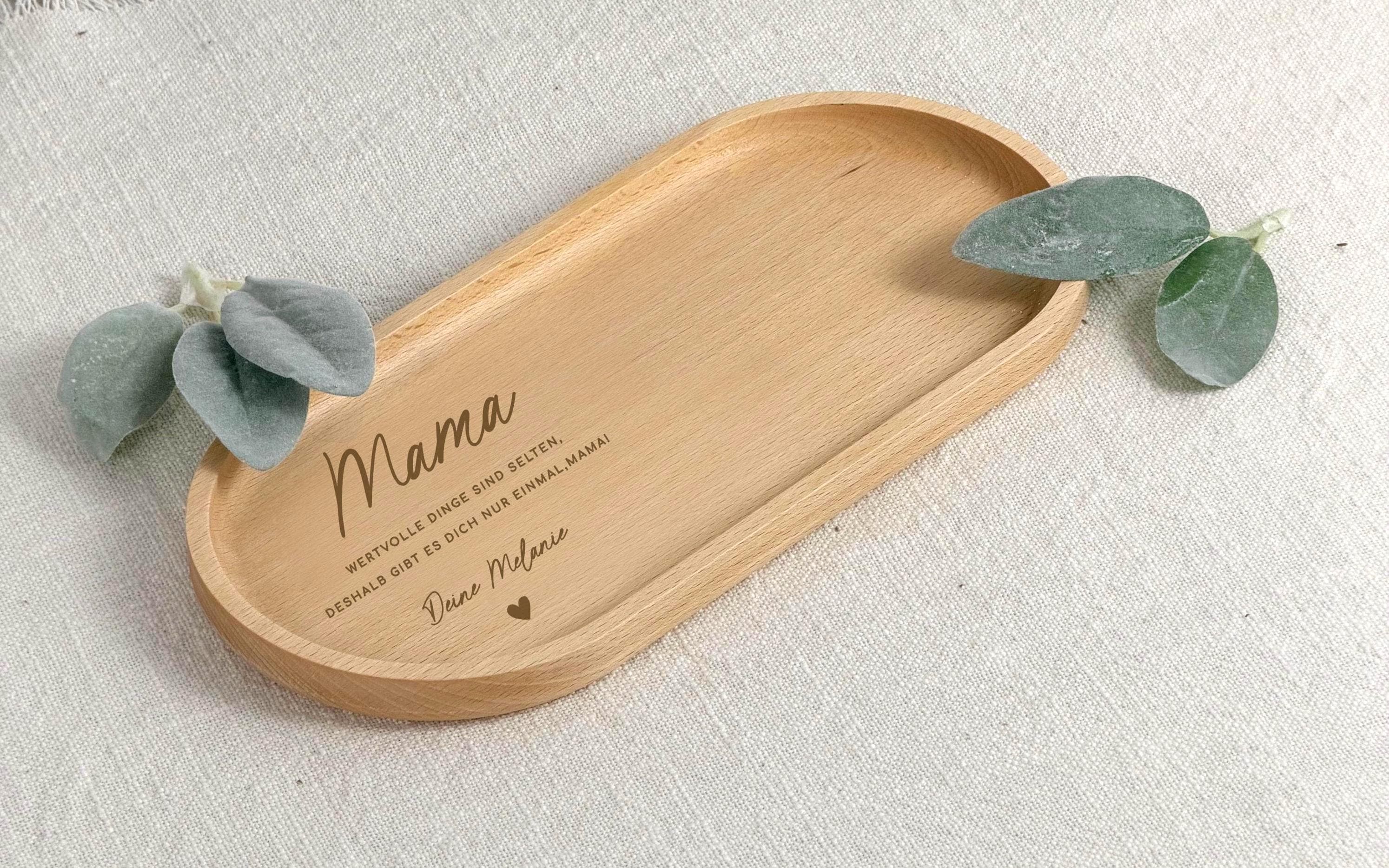 Personalisiertes Holztablett als liebevolles Muttertagsgeschenk für Mama. Die hochwertige Verarbeitung und die individuelle Gravur mit Namen oder Wunschtext machen dieses Serviertablett zu einem einzigartigen Geschenk. Es eignet sich perfekt für gemütliche Momente zu Hause und ist sowohl praktisch als auch dekorativ. Ein besonderes Geschenk für Mütter, das Emotionen weckt und jeden Tag genutzt werden kann.