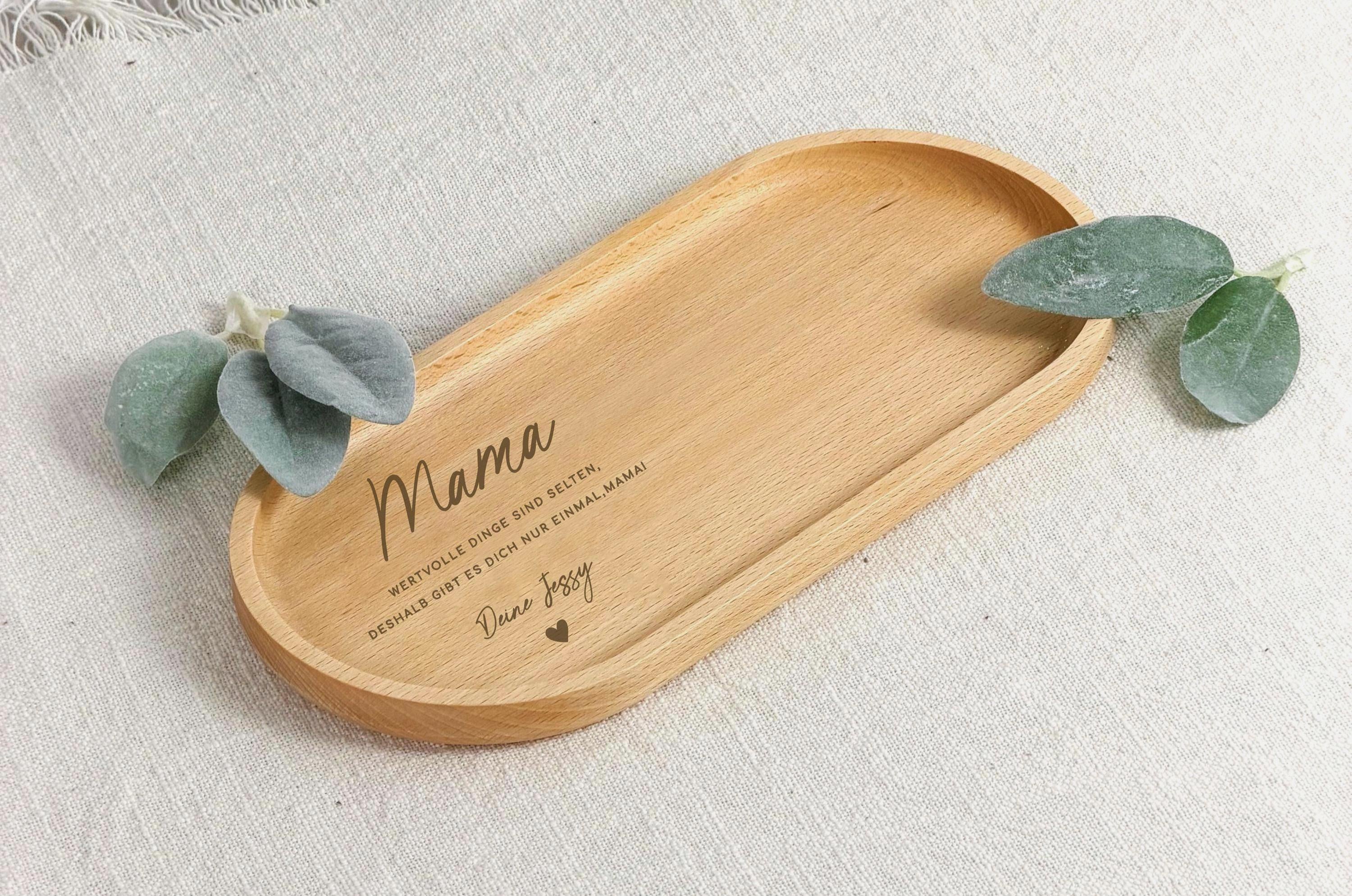 Personalisiertes Holztablett mit Namensgravur als liebevolles Geschenk für Mama. Dieses hochwertige Serviertablett aus Holz eignet sich perfekt als Muttertagsgeschenk, Geburtstagsgeschenk oder Dankeschön für die beste Mutter. Die individuelle Gravur macht jedes Holztablett zu einem einzigartigen Erinnerungsstück. Ideal zum Servieren von Kaffee, Tee oder Frühstück im Bett und gleichzeitig ein dekoratives Element für Küche oder Wohnzimmer. Ein persönliches Geschenk, das Funktionalität und Emotion