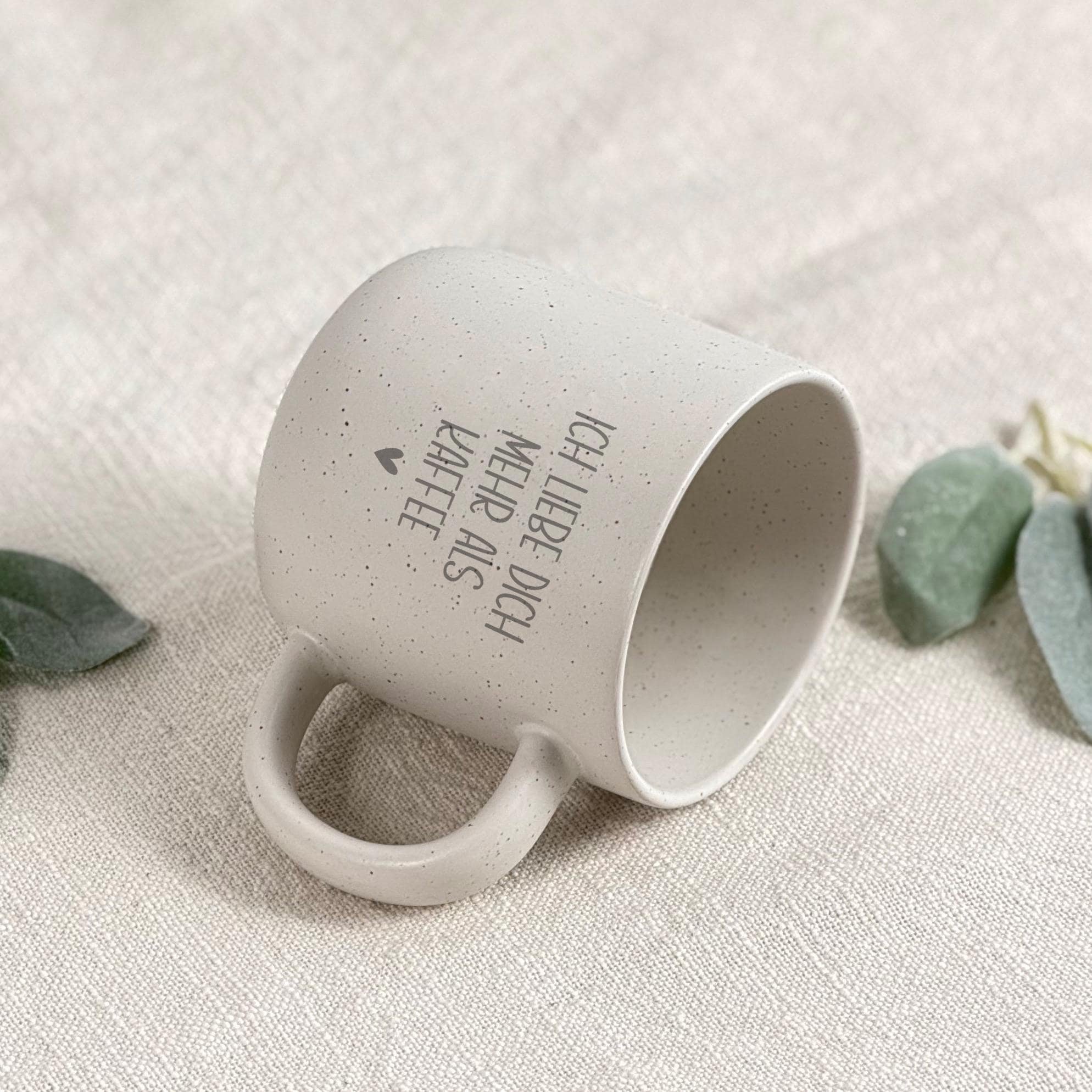 Individuell gravierte Tasse mit Namen, perfekt als personalisiertes Geschenk für Frauen oder Männer. Hochwertige Keramik, stilvolles Design und liebevolle Personalisierung machen diese Tasse zur idealen Geschenkidee für jeden Anlass.