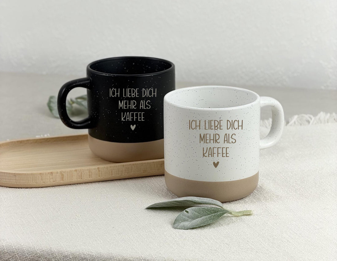 Personalisierte Tasse mit Name aus hochwertiger Keramik, individuell graviert und perfekt als Geburtstagsgeschenk für Frauen oder Männer. Liebevolle Geschenkidee für Freundin, Mama oder Partner, ideal für Alltag, Kaffee, Tee oder Büro. Persönliches Geschenk mit emotionalem Wert.