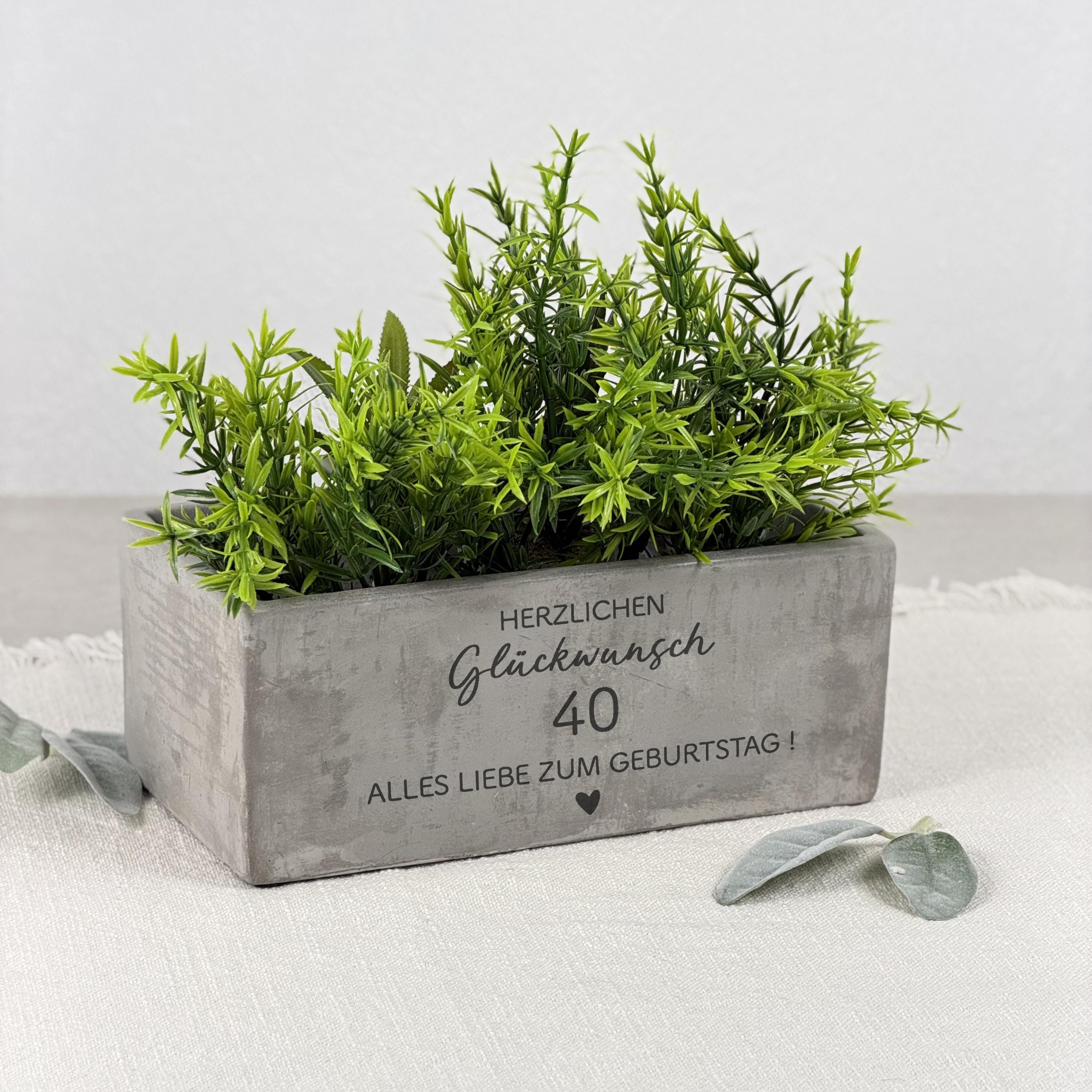Blumentopf personalisiert mit Zahl und Name, besonderes Geburtstagsgeschenk für Frauen, ideal als Geschenkidee zum runden Geburtstag mit emotionalem Wert