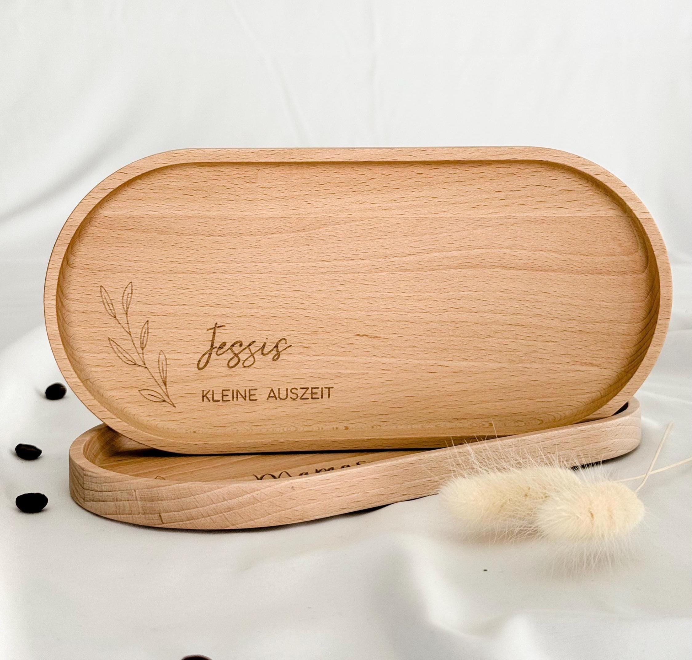 Ein wunderschönes Buchenholz-Tablett, das sich als personalisiertes Geschenk für Mama, Schwester oder Freund eignet. Mit einer Hartwachs-Beschichtung für eine lange Lebensdauer und einfache Pflege. Perfekt für die Dekoration und das Servieren von Leckereien.