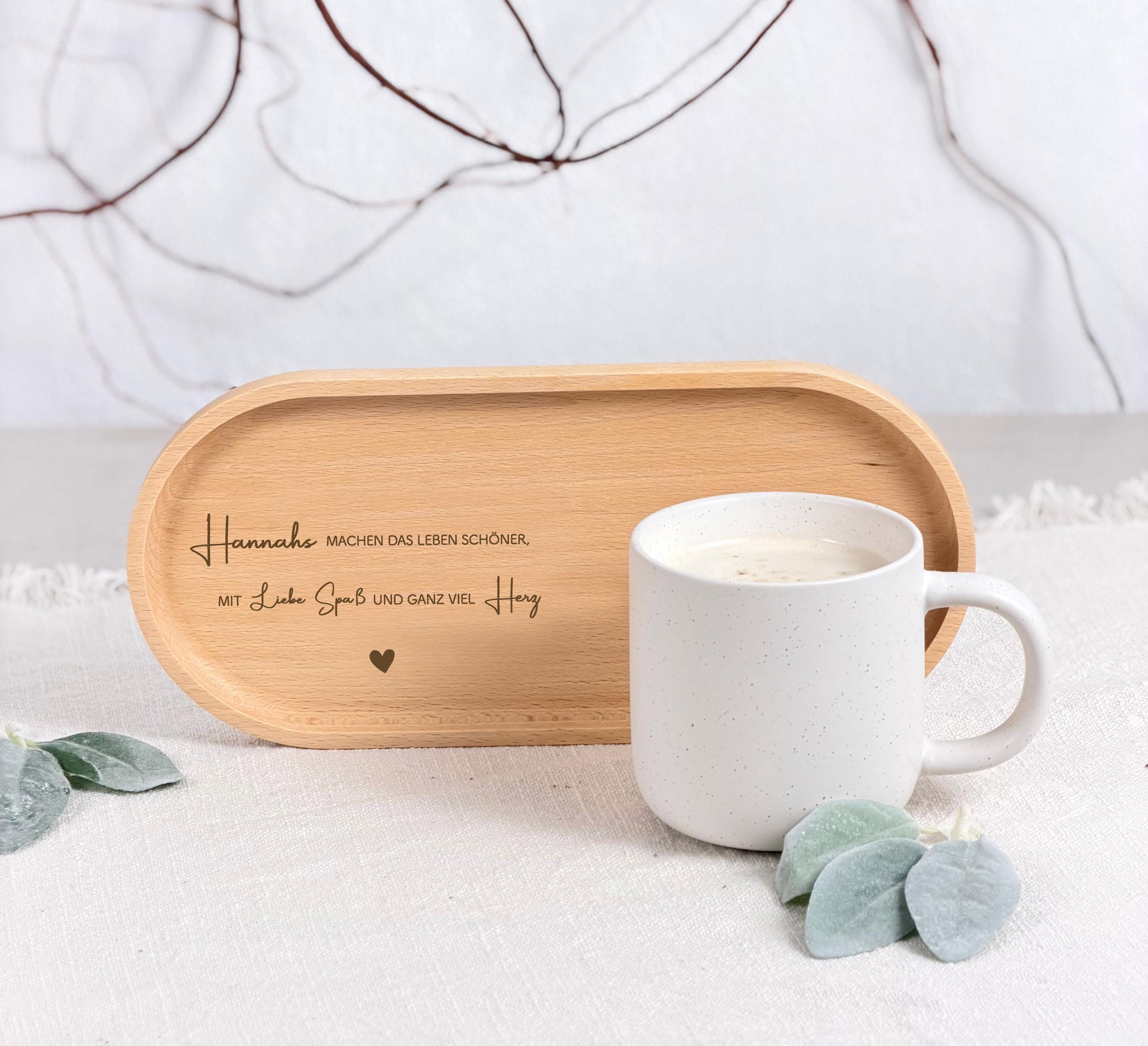 Ein wunderschönes Buchenholz-Tablett, das sich als personalisiertes Geschenk für Mama, Schwester oder Freund eignet. Mit einer Hartwachs-Beschichtung für eine lange Lebensdauer und einfache Pflege. Perfekt für die Dekoration und das Servieren von Leckereien.