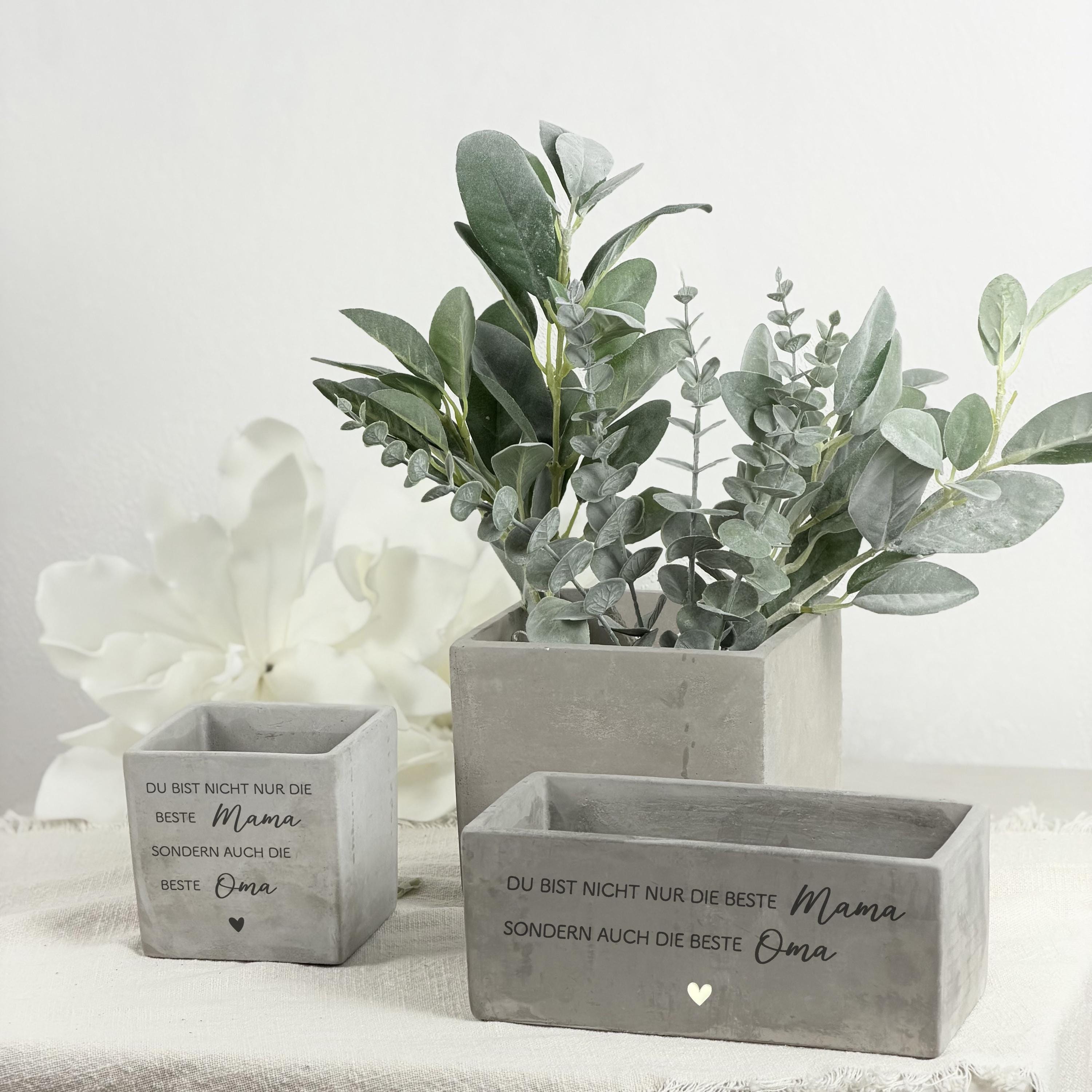 Blumentopf personalisiert mit Gravur, ideal als Weihnachtsgeschenk für Mama oder Oma. Modernes Design in Betonoptik, perfekt für kleine Pflanzen und dekorative Arrangements. Eine schöne Geschenkidee für Frauen, Muttertag, Geburtstage oder als kleines Dankeschön. Hochwertiges, langlebiges Material und individuell gestaltbare Botschaften.