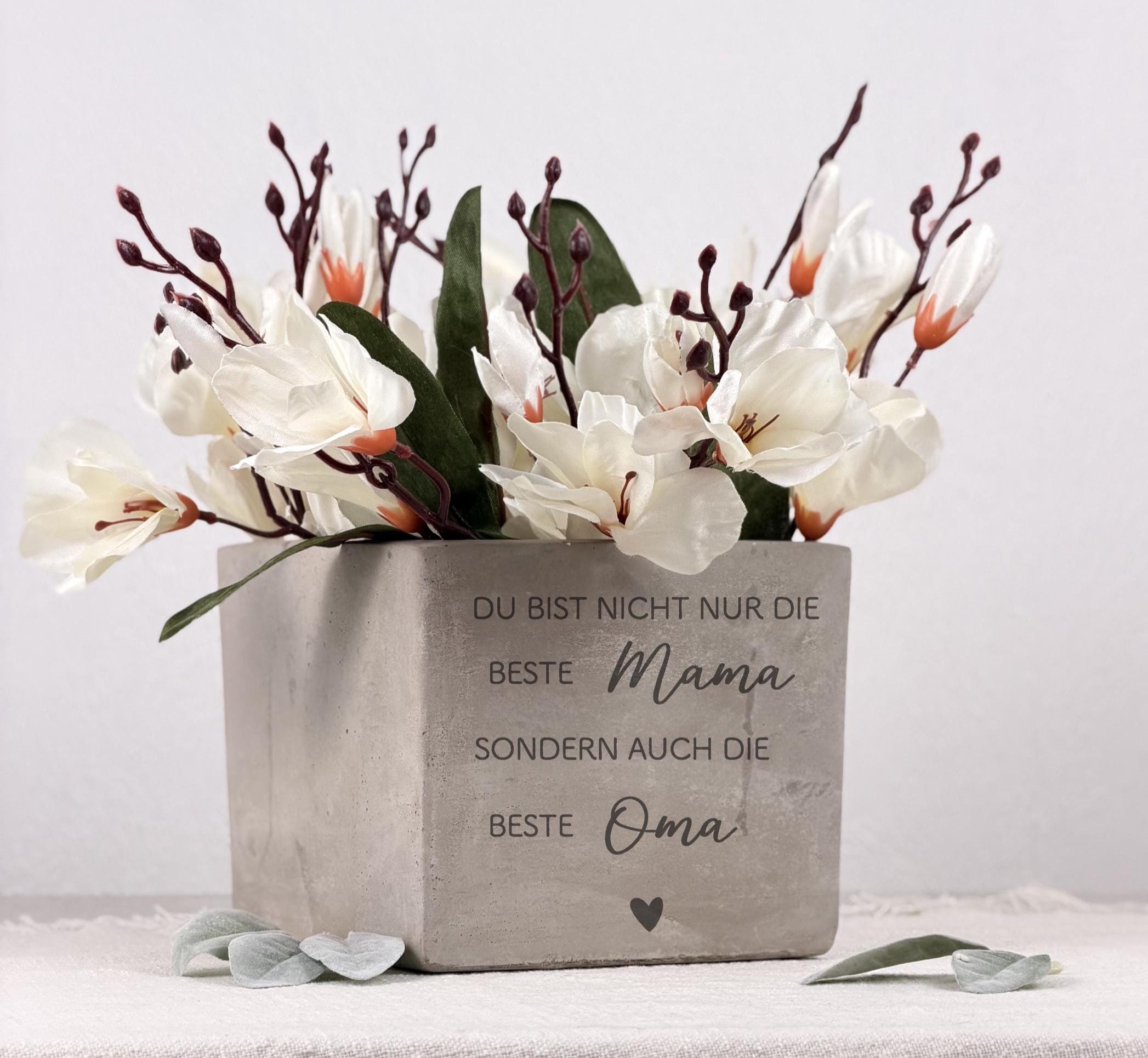 Personalisierter Keramik-Blumentopf mit individueller Gravur „Danke Oma“ oder „Beste Mama“. Ideal als Geschenk zu Weihnachten, Muttertag oder zum Geburtstag. Zeigt moderne Betonoptik und hochwertige Verarbeitung. Perfekt für Pflanzenliebhaberinnen, dekorative Wohnakzente und als liebevolles, persönlich gestaltetes Geschenk.