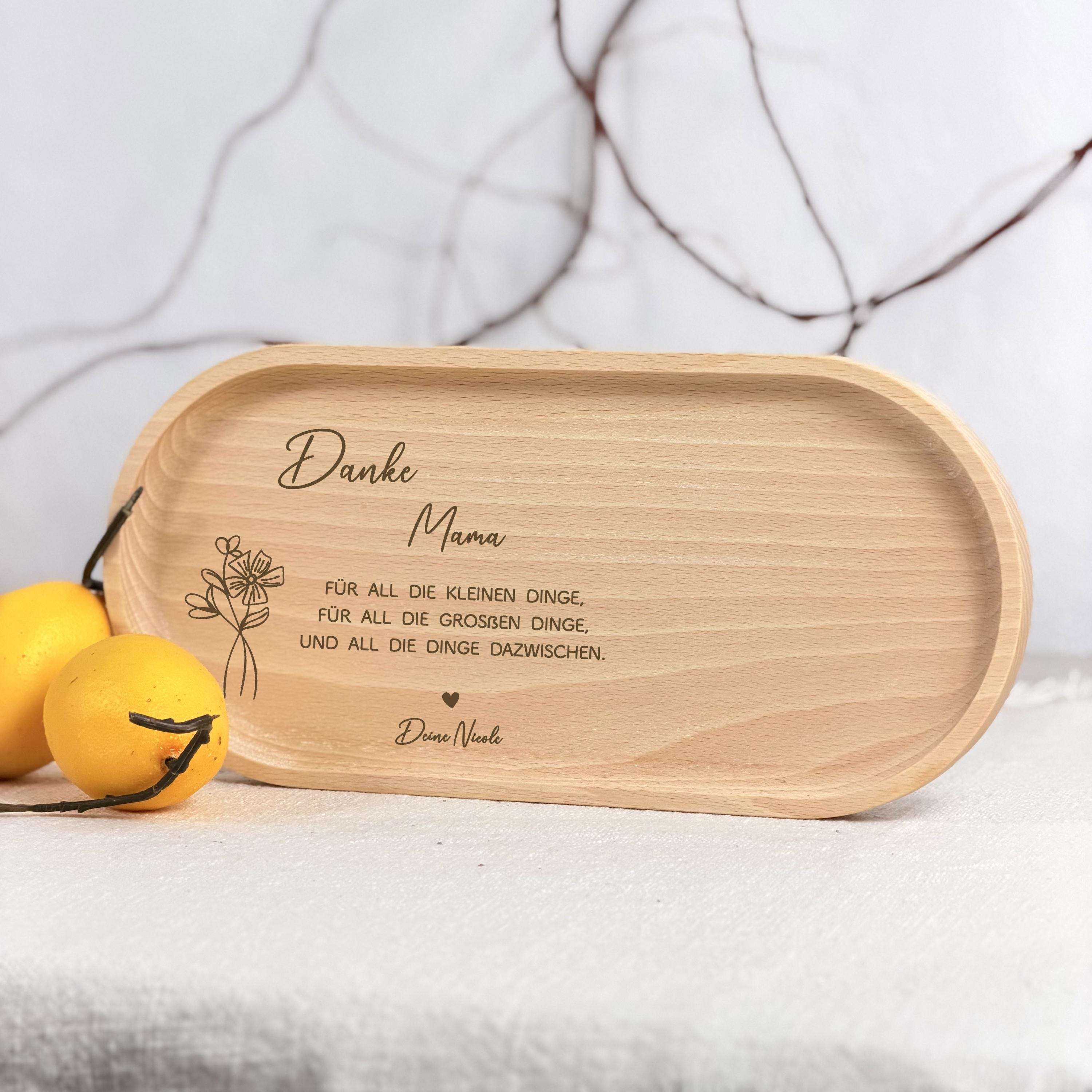 Tasse personalisiert für Mama im Geschenkset mit Tablett, ideal als Muttertag Geschenk oder Geburtstagsgeschenk Mama. Individuelle Gestaltung mit Name oder Wunschtext. Ein emotionales Mutter Tochter Geschenk, das Wertschätzung zeigt und jeden Kaffee-Moment verschönert.
