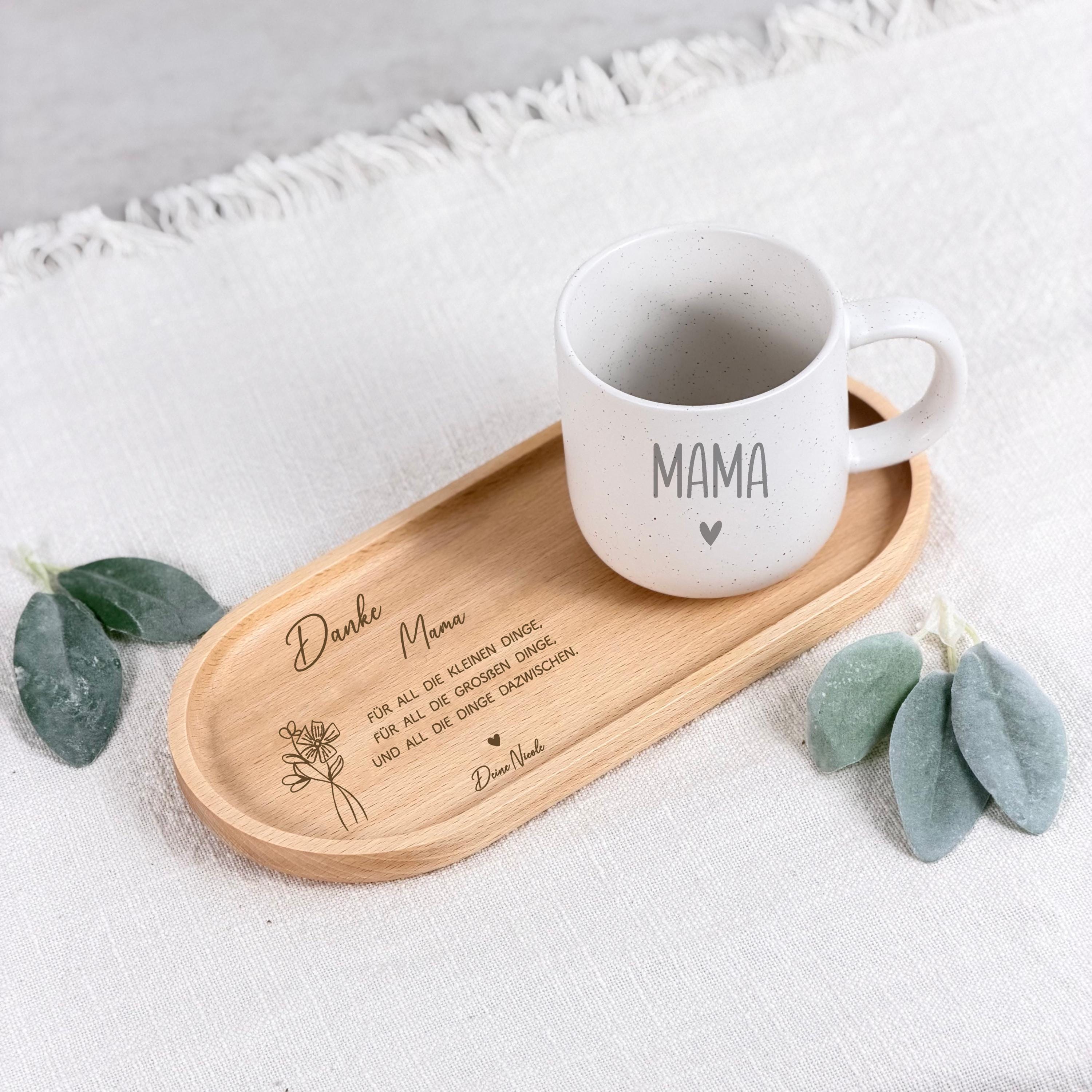 Personalisierte Kaffeetasse mit Name im stilvollen Geschenkset mit Tablett für Mama. Liebevolles Muttertag Geschenk oder Geburtstagsgeschenk Mama von Tochter oder Sohn. Hochwertige Keramiktasse personalisiert mit Wunschtext, kombiniert mit passendem Tablett für Kaffee oder Tee. Perfekte Geschenkidee als Dankeschön für Mama, nachhaltig und individuell gestaltet für besondere Momente voller Liebe.