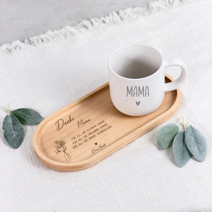 Personalisierte Kaffeetasse mit Name im stilvollen Geschenkset mit Tablett für Mama. Liebevolles Muttertag Geschenk oder Geburtstagsgeschenk Mama von Tochter oder Sohn. Hochwertige Keramiktasse personalisiert mit Wunschtext, kombiniert mit passendem Tablett für Kaffee oder Tee. Perfekte Geschenkidee als Dankeschön für Mama, nachhaltig und individuell gestaltet für besondere Momente voller Liebe.