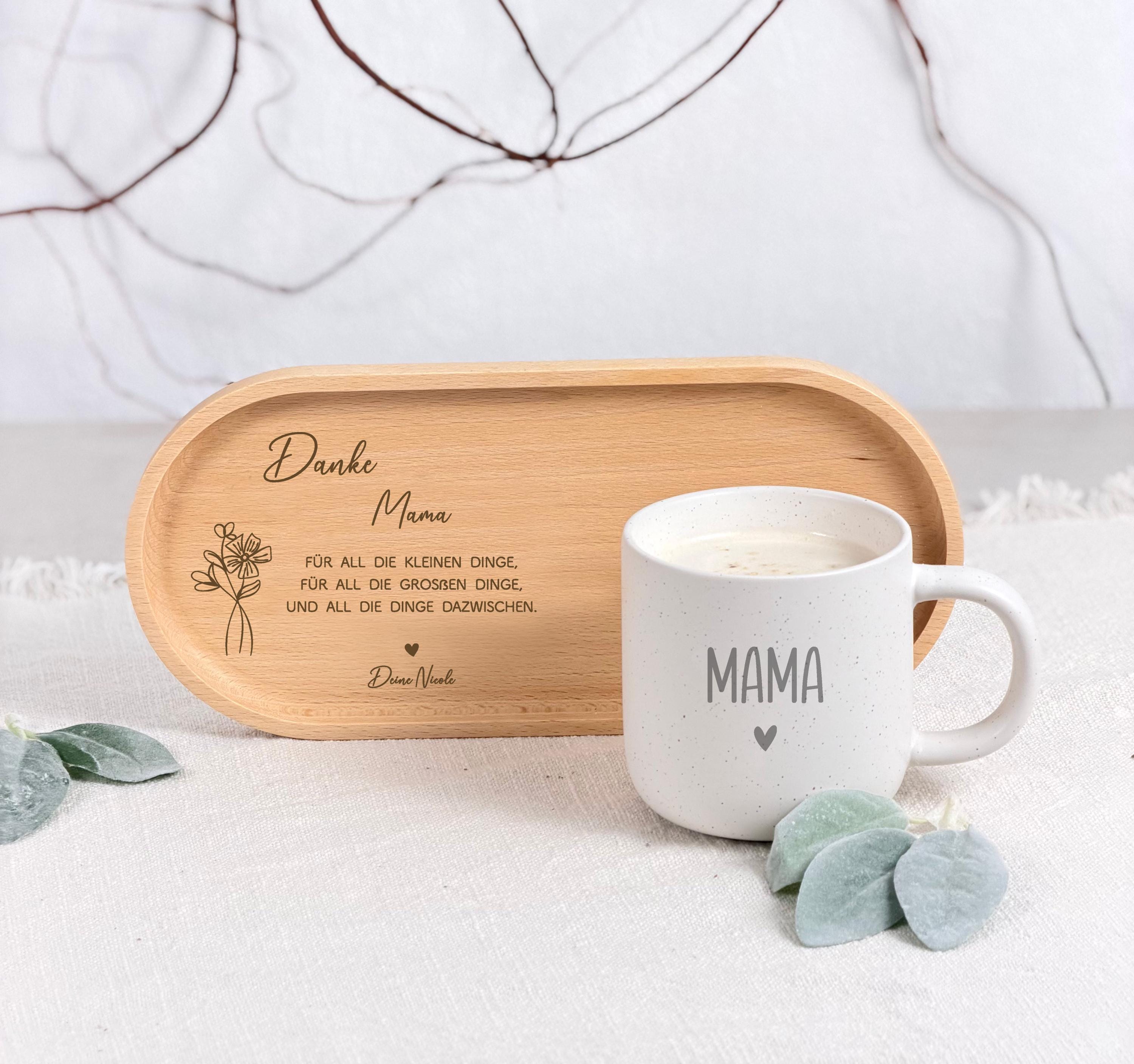 Kaffeetasse personalisiert mit Namen als besonderes Geschenk für Mama im eleganten Set mit Tablett. Perfekt als Muttertag Geschenkidee oder Geschenke für Mama zum Geburtstag. Hochwertige Keramik, liebevolles Design und individuelle Gestaltung machen dieses Geschenkset zu einer nachhaltigen und persönlichen Aufmerksamkeit.