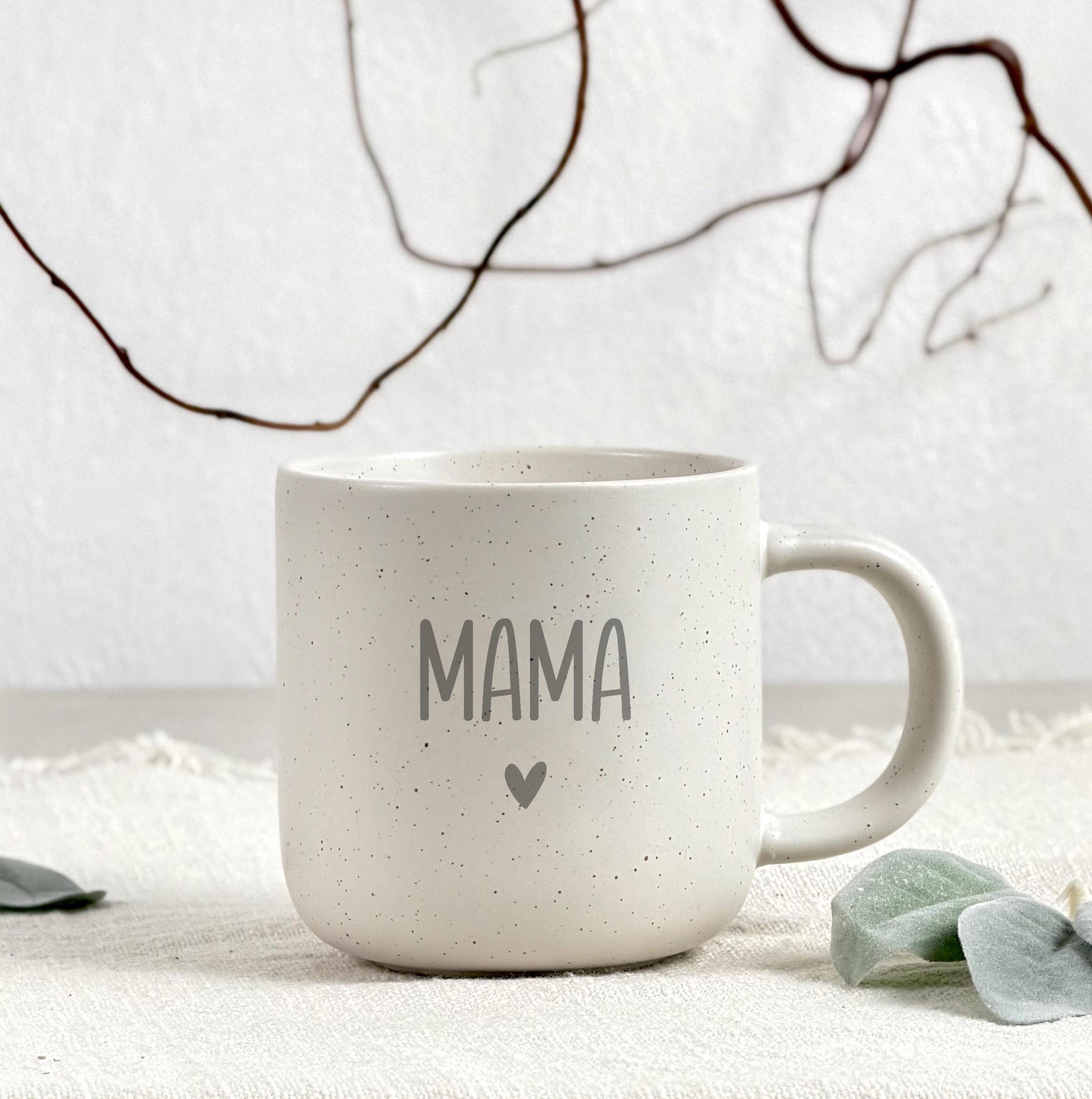 Kaffeetasse personalisiert mit Name im eleganten Geschenkset mit Tablett für Mama, eine besondere Geschenkidee zum Muttertag oder als Geburtstagsgeschenk Mama von Tochter oder Sohn. Die hochwertige Keramiktasse personalisiert mit Wunschtext verbindet Funktionalität mit emotionaler Bedeutung und eignet sich perfekt als Dankeschön Geschenk für Mama. Dieses stilvolle Set ist ideal für gemütliche Kaffee- oder Teemomente und zählt zu den beliebtesten personalisierten Geschenken für Mama