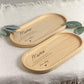 Holztablett personalisiert mit Namen als besonderes Geschenk für Mama zum Muttertag oder Geburtstag. Das natürliche Holzdesign kombiniert mit einer individuellen Gravur verleiht dem Serviertablett eine warme und persönliche Ausstrahlung. Dieses personalisierte Geschenk ist ideal für Mütter, die kleine Auszeiten genießen und Wert auf stilvolle Wohnaccessoires legen. Perfekt geeignet als Geburtstagsgeschenk Mama, Muttertagsgeschenk oder Weihnachtsgeschenk für Mama.