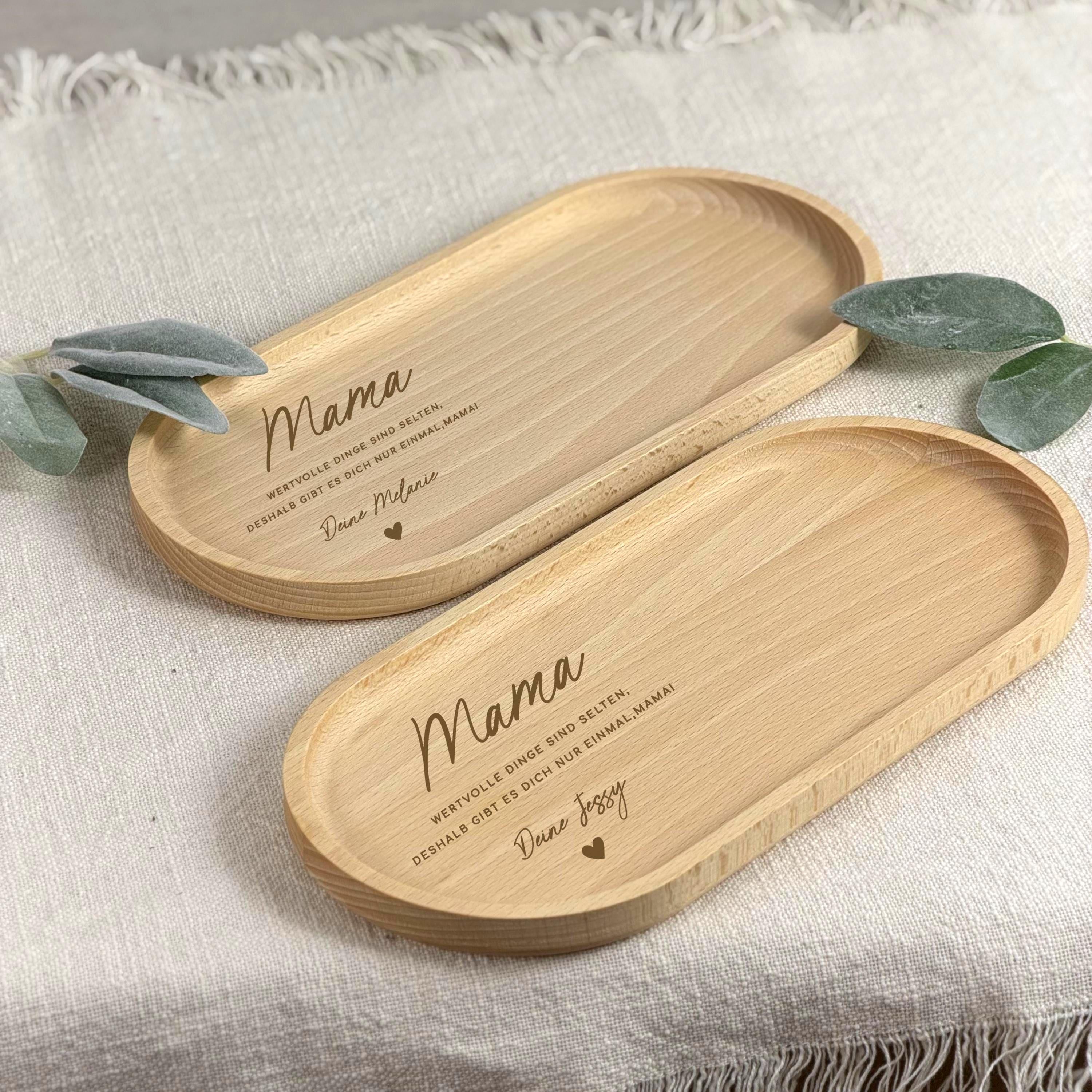 Holztablett personalisiert mit Namen als besonderes Geschenk für Mama zum Muttertag oder Geburtstag. Das natürliche Holzdesign kombiniert mit einer individuellen Gravur verleiht dem Serviertablett eine warme und persönliche Ausstrahlung. Dieses personalisierte Geschenk ist ideal für Mütter, die kleine Auszeiten genießen und Wert auf stilvolle Wohnaccessoires legen. Perfekt geeignet als Geburtstagsgeschenk Mama, Muttertagsgeschenk oder Weihnachtsgeschenk für Mama.