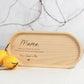 Serviertablett aus Holz mit individueller Namensgravur als persönliches Geschenk für Mama. Dieses Holztablett ist vielseitig einsetzbar, ob für Kaffee am Morgen, kleine Snacks oder als dekoratives Tablett im Alltag. Durch die Personalisierung wird das Geschenk besonders emotional und zeigt Wertschätzung. Ideal als Geschenkidee zum Muttertag, Geburtstag oder als Dankeschön Geschenk für Mutter, das lange Freude bereitet.