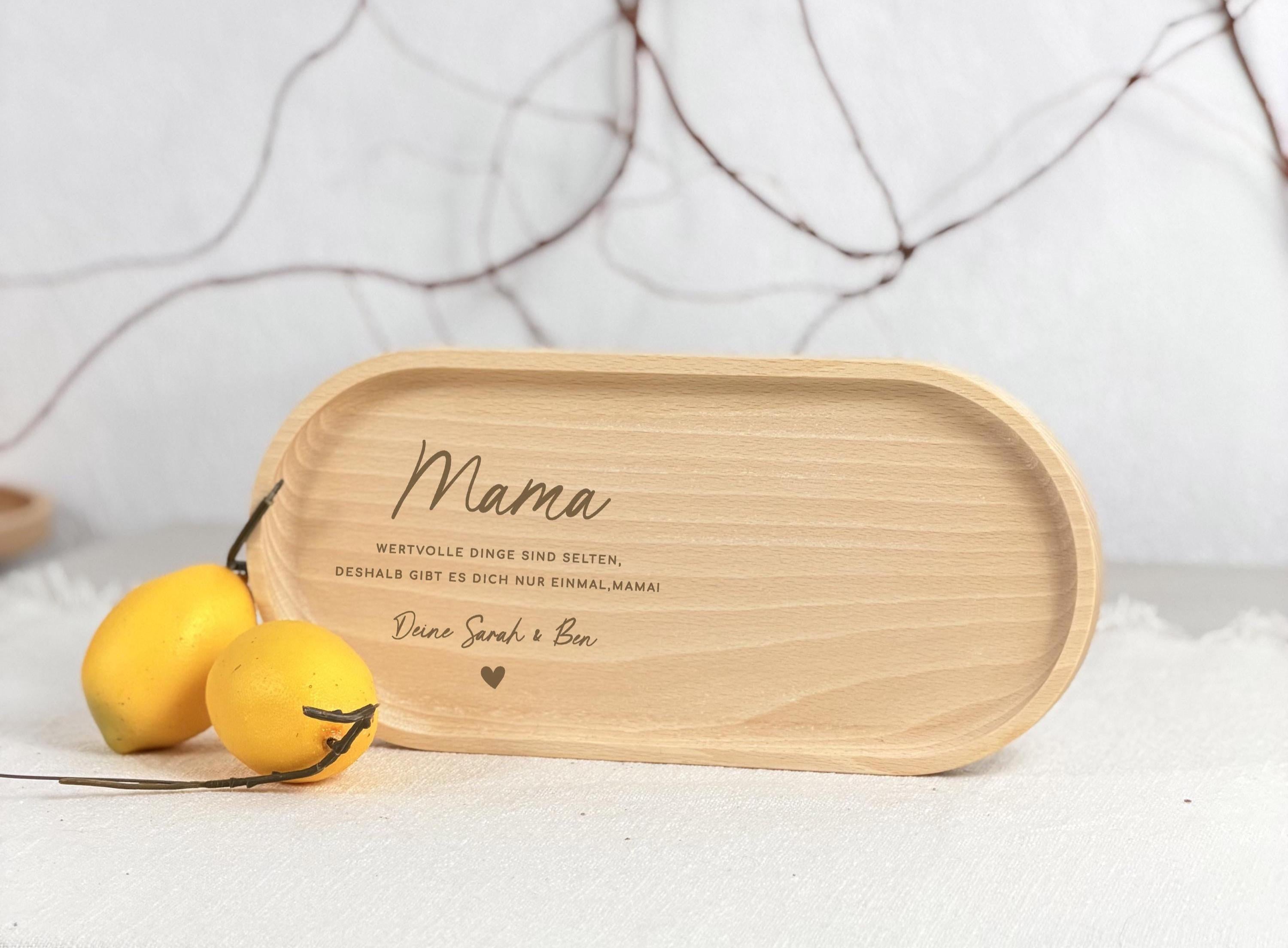 Serviertablett aus Holz mit individueller Namensgravur als persönliches Geschenk für Mama. Dieses Holztablett ist vielseitig einsetzbar, ob für Kaffee am Morgen, kleine Snacks oder als dekoratives Tablett im Alltag. Durch die Personalisierung wird das Geschenk besonders emotional und zeigt Wertschätzung. Ideal als Geschenkidee zum Muttertag, Geburtstag oder als Dankeschön Geschenk für Mutter, das lange Freude bereitet.