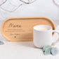 Holztablett mit Gravur als personalisiertes Geschenk für Mama zum Geburtstag oder zu Weihnachten. Dieses Serviertablett aus natürlichem Holz überzeugt durch sein zeitloses Design und die persönliche Note durch die Namensgravur. Ideal als Geschenk mit Namen für Mutter, das im Alltag vielseitig einsetzbar ist und immer wieder an besondere Momente erinnert. Perfekt für alle, die ein stilvolles und persönliches Geschenk suchen.