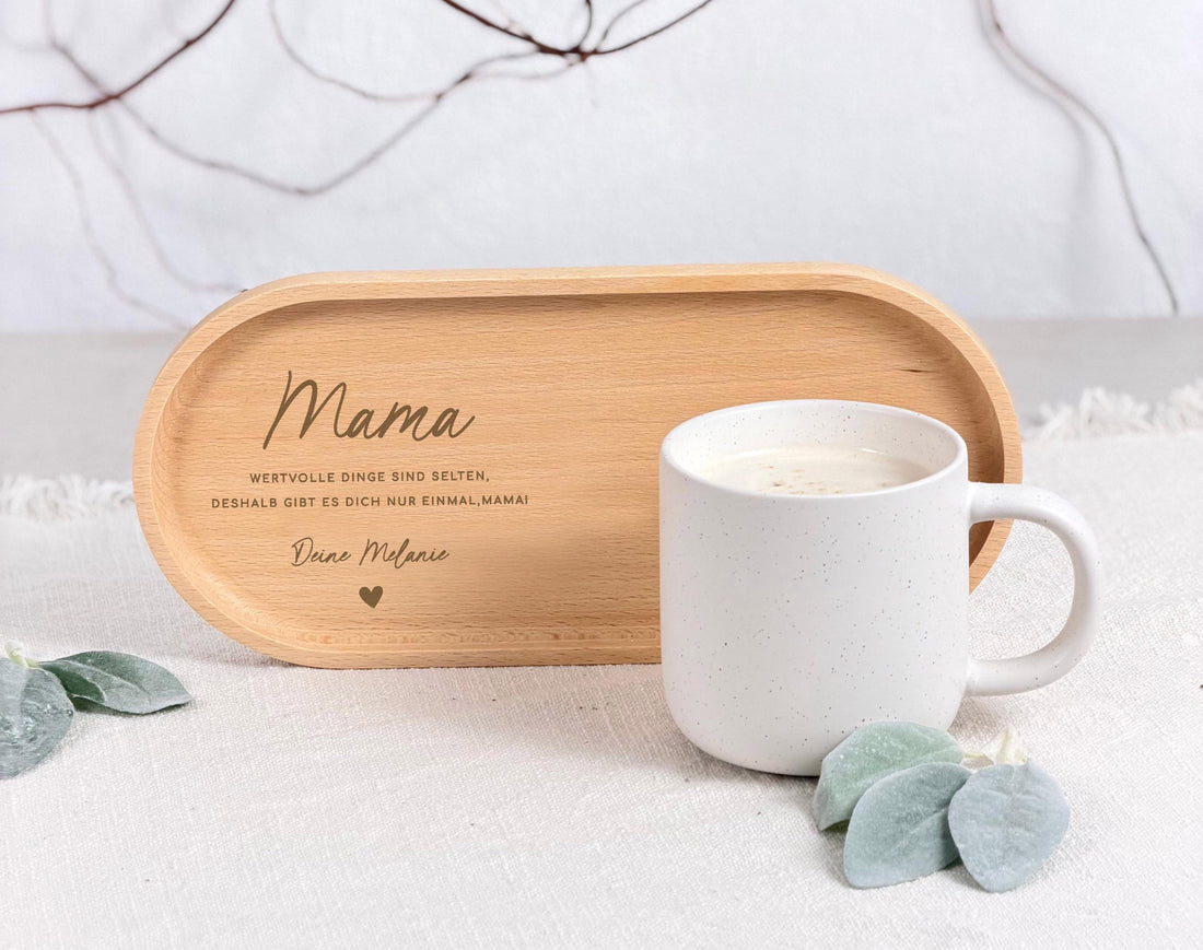 Holztablett mit Gravur als personalisiertes Geschenk für Mama zum Geburtstag oder zu Weihnachten. Dieses Serviertablett aus natürlichem Holz überzeugt durch sein zeitloses Design und die persönliche Note durch die Namensgravur. Ideal als Geschenk mit Namen für Mutter, das im Alltag vielseitig einsetzbar ist und immer wieder an besondere Momente erinnert. Perfekt für alle, die ein stilvolles und persönliches Geschenk suchen.