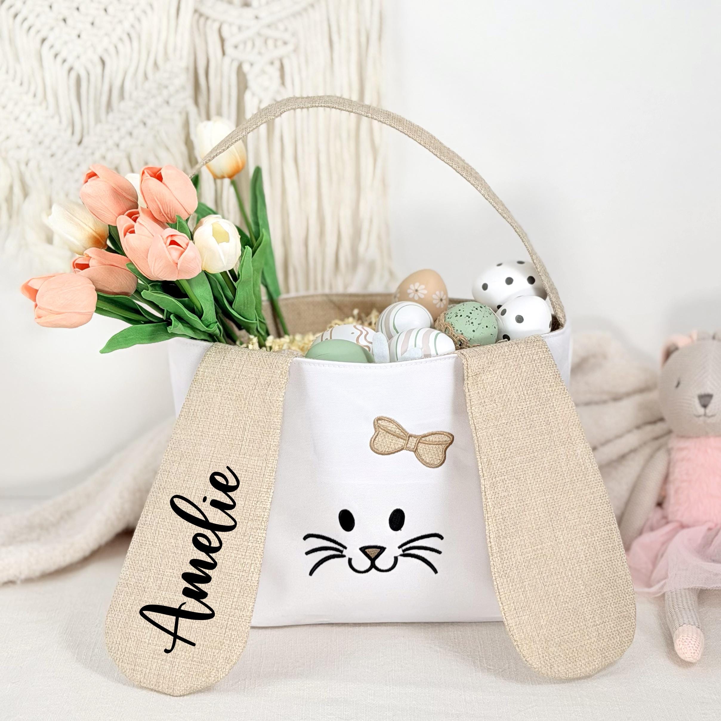 Osterkorb Kinder personalisiert mit Wunschname, liebevoll gestaltet als Hasenkorb mit weichen Ohren. Perfekt als Ostergeschenk Kind für die Eiersuche im Garten oder Zuhause. Das Osterkörbchen eignet sich für Junge, Mädchen oder Baby und ist eine wiederverwendbare, nachhaltige Geschenkkorb Idee für Ostern.