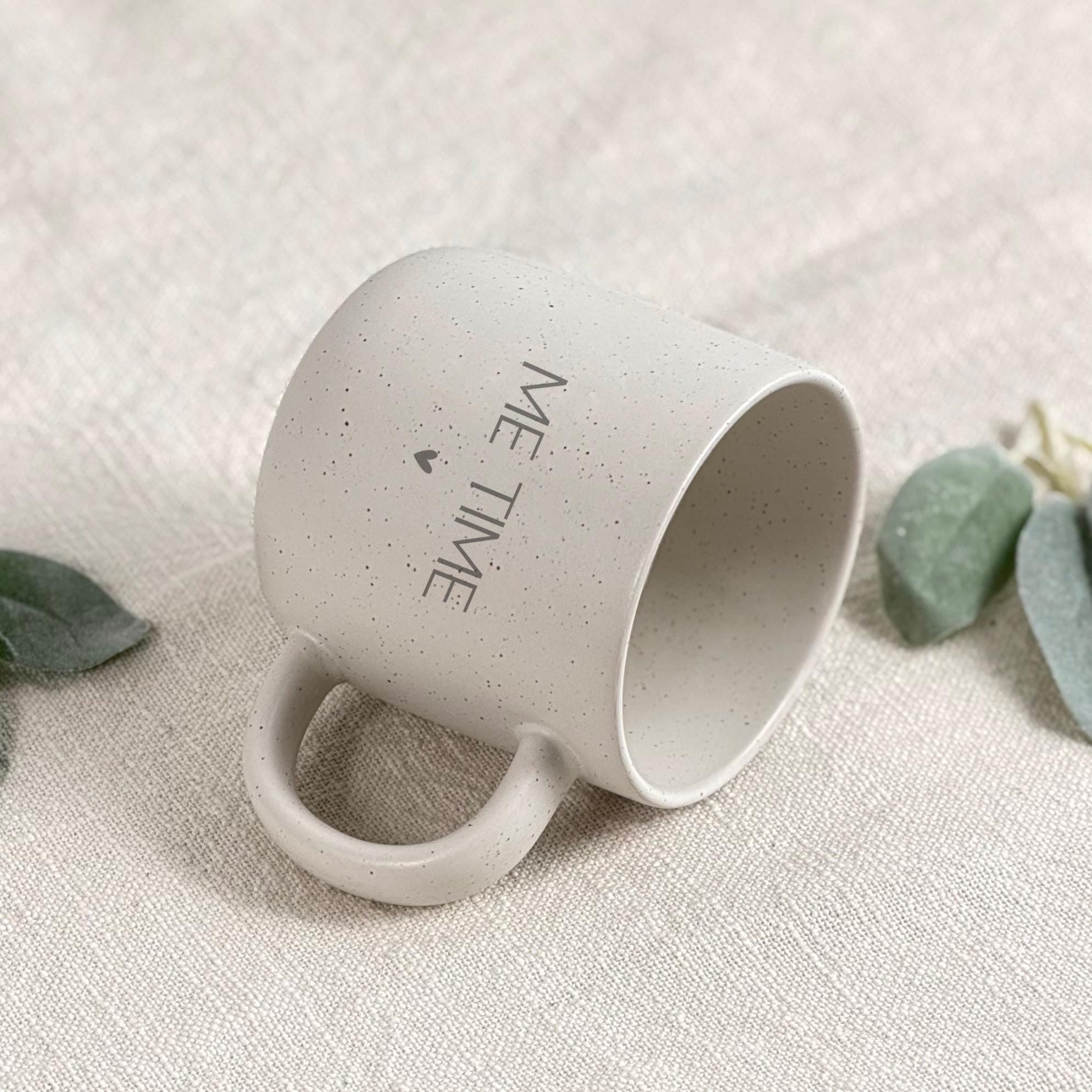 Gravierte Keramiktasse mit Namen als individuelles Geschenk für sie oder ihn. Perfekt geeignet als Geburtstagsgeschenk mit Namen, Geschenk für Freundin oder Muttertag. Zeitloses Design, langlebige Gravur und persönlicher Stil für besondere Momente.