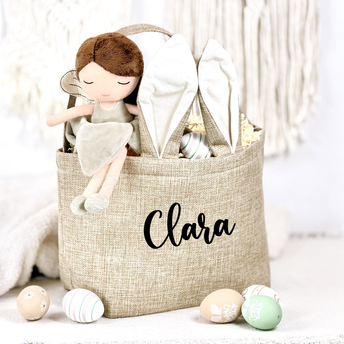 Osterkorb Kinder personalisiert mit Wunschname, liebevoll gestaltet als Hasenkorb mit weichen Ohren. Perfekt als Ostergeschenk Kind für die Eiersuche im Garten oder Zuhause. Das Osterkörbchen eignet sich für Junge, Mädchen oder Baby und ist eine wiederverwendbare, nachhaltige Geschenkkorb Idee für Ostern.