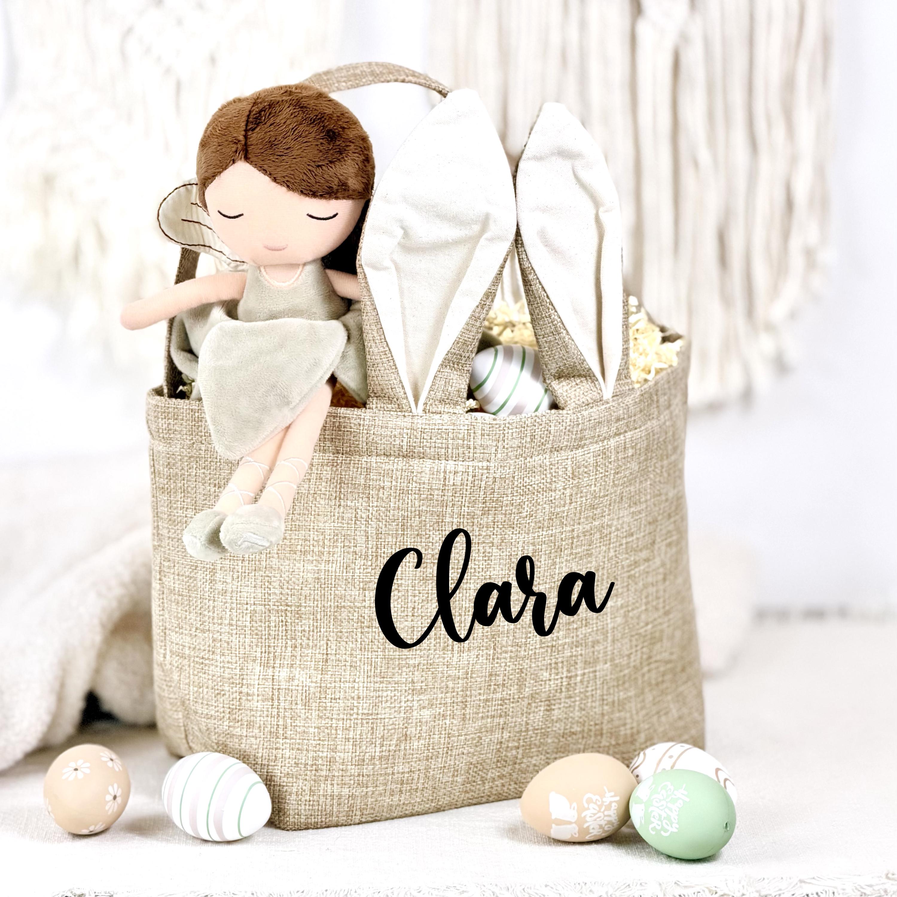 Osterkorb Kinder personalisiert mit Wunschname, liebevoll gestaltet als Hasenkorb mit weichen Ohren. Perfekt als Ostergeschenk Kind für die Eiersuche im Garten oder Zuhause. Das Osterkörbchen eignet sich für Junge, Mädchen oder Baby und ist eine wiederverwendbare, nachhaltige Geschenkkorb Idee für Ostern.