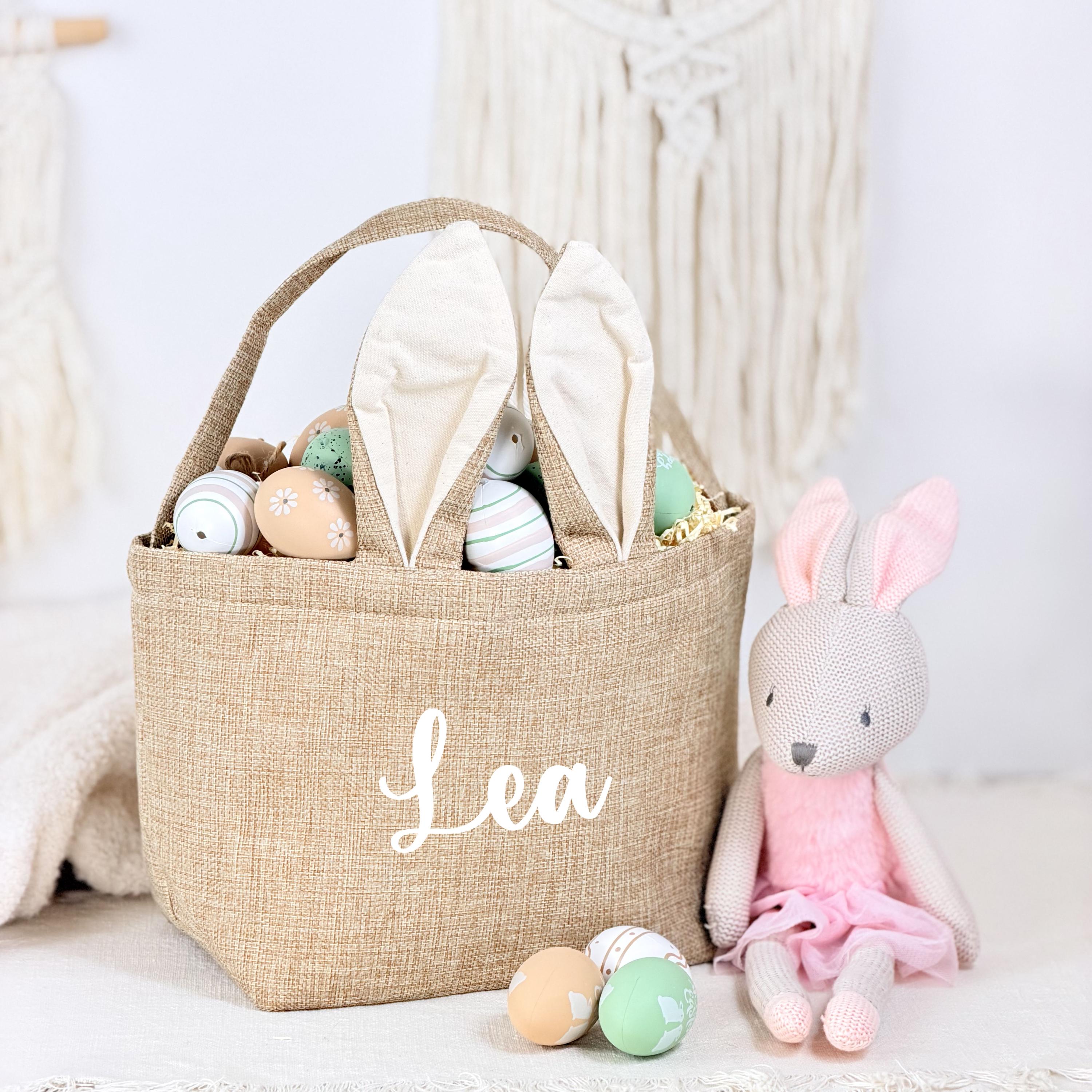 Osterkorb Kinder personalisiert mit Wunschname, liebevoll gestaltet als Hasenkorb mit weichen Ohren. Perfekt als Ostergeschenk Kind für die Eiersuche im Garten oder Zuhause. Das Osterkörbchen eignet sich für Junge, Mädchen oder Baby und ist eine wiederverwendbare, nachhaltige Geschenkkorb Idee für Ostern.