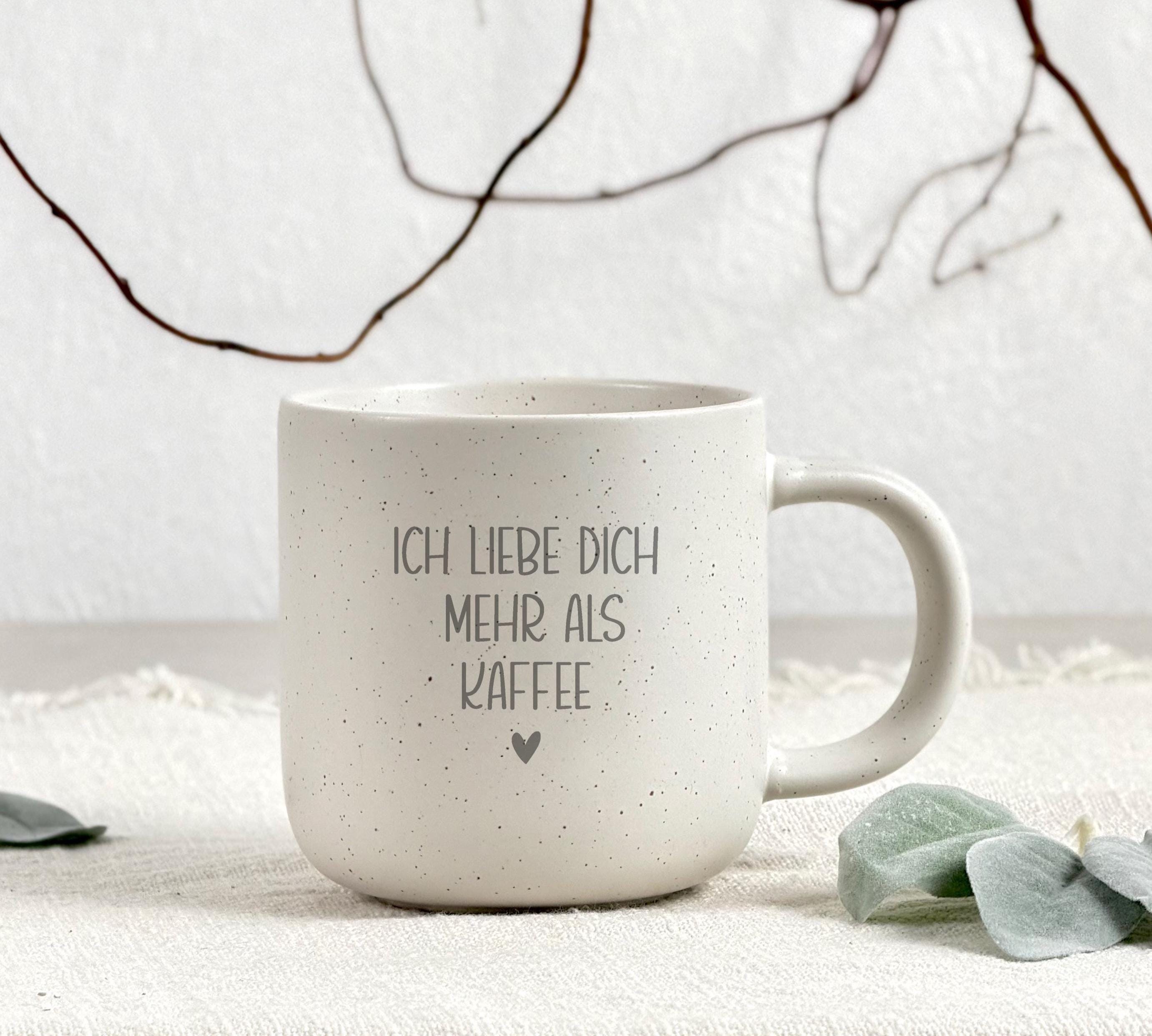Gravierte Keramiktasse mit Namen als individuelles Geschenk für sie oder ihn. Perfekt geeignet als Geburtstagsgeschenk mit Namen, Geschenk für Freundin oder Muttertag. Zeitloses Design, langlebige Gravur und persönlicher Stil für besondere Momente.