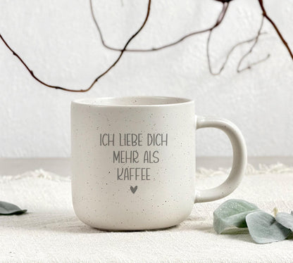 Gravierte Keramiktasse mit Namen als individuelles Geschenk für sie oder ihn. Perfekt geeignet als Geburtstagsgeschenk mit Namen, Geschenk für Freundin oder Muttertag. Zeitloses Design, langlebige Gravur und persönlicher Stil für besondere Momente.