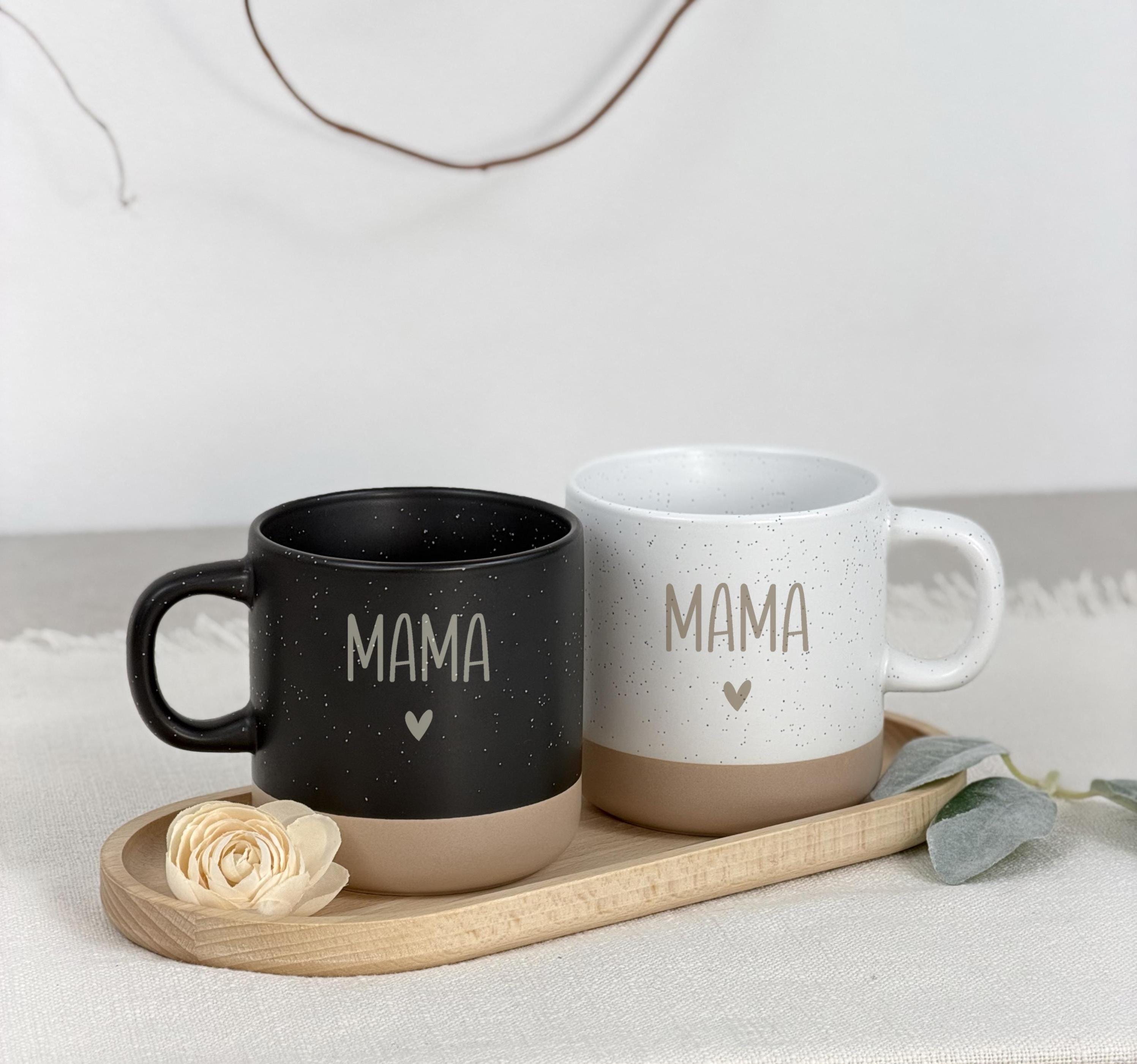 Geschenkset Tasse mit Tablett als personalisierte Überraschung für Mama. Kaffeetasse personalisiert mit Name oder liebevoller Botschaft, perfekt als Muttertag Geschenk oder Mutter Tochter Geschenk. Nachhaltig produziert und ideal als Dankeschön Geschenk für Mama.