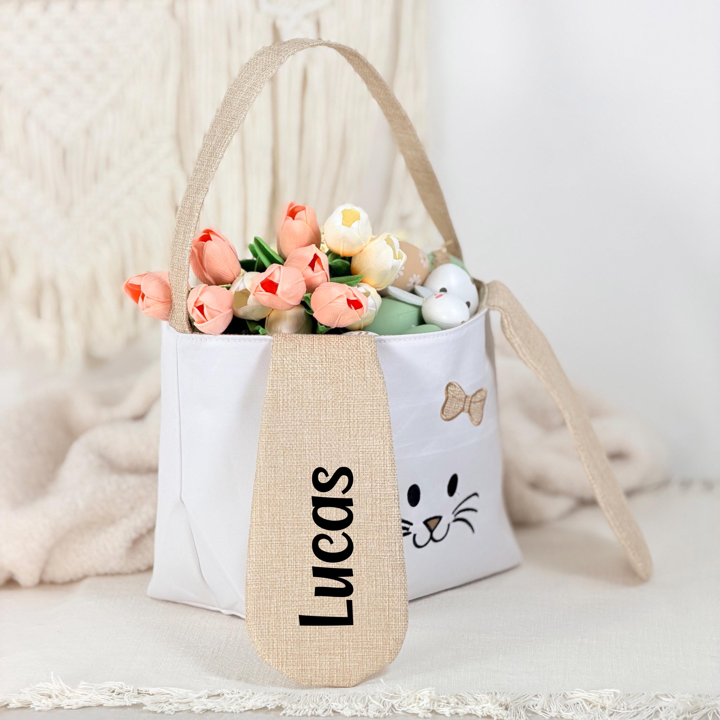 Personalisiertes Osterkörbchen als Ostergeschenk für Kinder, mit niedlichen Hasenohren und aufgedrucktem Namen. Ideal als Osterkorb Baby oder für größere Kinder, perfekt zum Sammeln von Ostereiern und als dekoratives Element im Kinderzimmer nach Ostern.
