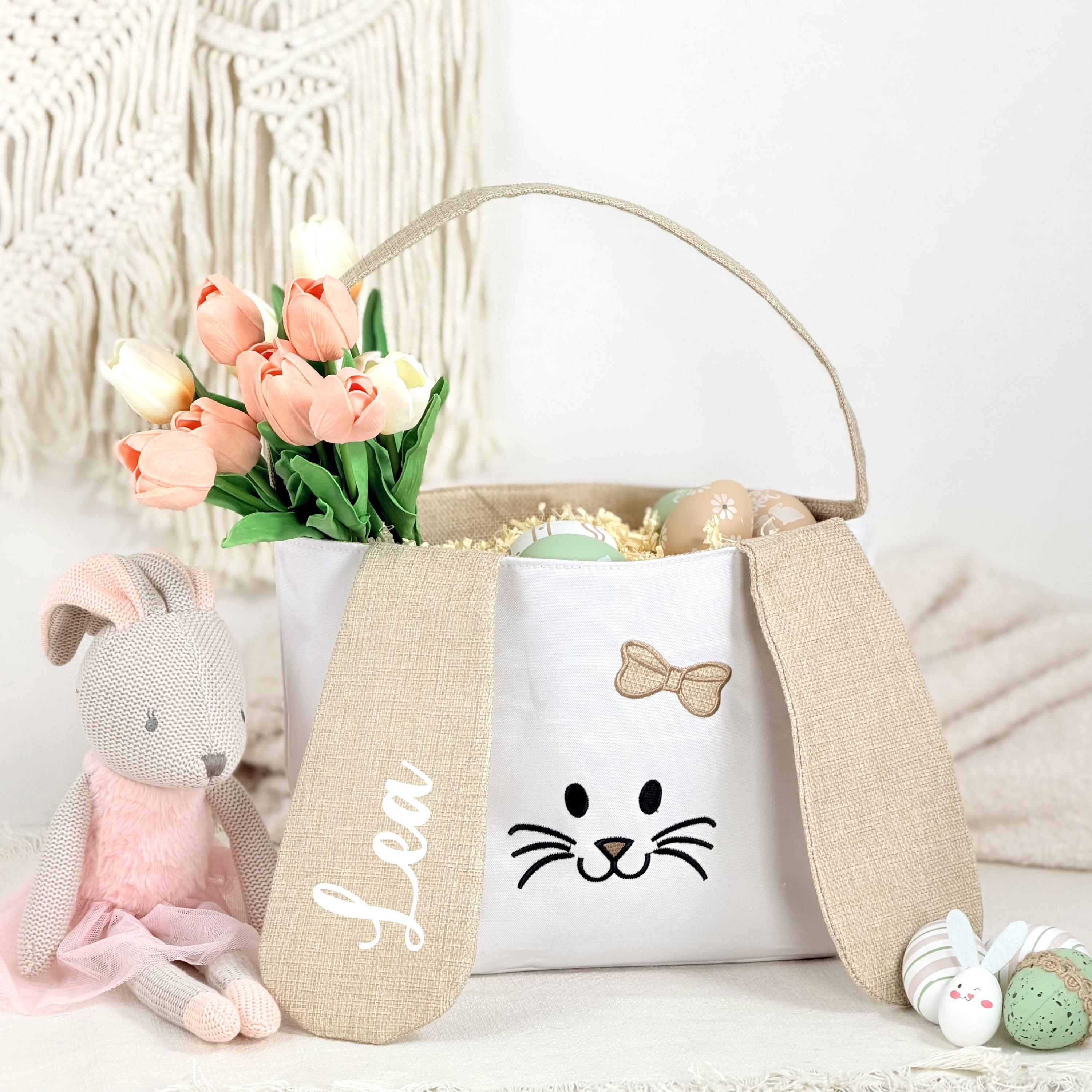 Personalisiertes Osterkörbchen mit Hasenohren und Namen des Kindes, ideal als Ostergeschenk für Kinder zur Eiersuche. Niedlicher Osterkorb für Jungen oder Mädchen, perfekt zum Sammeln von Ostereiern, Süßigkeiten und kleinen Überraschungen. Dieses Osternest personalisiert Korb ist eine besondere Geschenkidee für Familie und sorgt für leuchtende Kinderaugen am Osterfest.