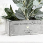 Individueller Blumentopf mit Name und Datum, perfekte Geschenkidee zur Hochzeit oder Einweihung. Stilvolles Geschenk für Paare, das sowohl als dekorativer Pflanzentopf als auch als kreatives Geldgeschenk genutzt werden kann. Ideal für Braut und Bräutigam, zur Verlobung oder als romantische Überraschung.