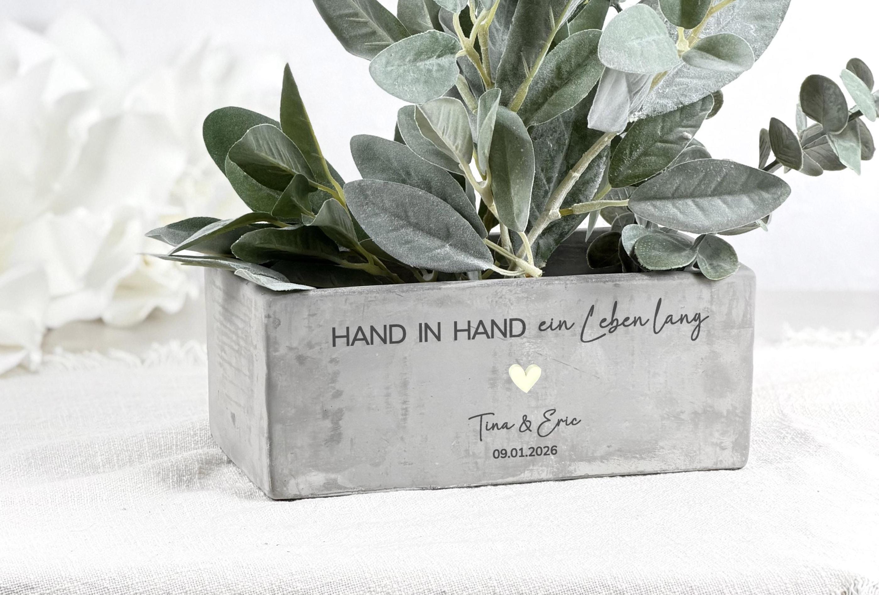 Individueller Blumentopf mit Name und Datum, perfekte Geschenkidee zur Hochzeit oder Einweihung. Stilvolles Geschenk für Paare, das sowohl als dekorativer Pflanzentopf als auch als kreatives Geldgeschenk genutzt werden kann. Ideal für Braut und Bräutigam, zur Verlobung oder als romantische Überraschung.