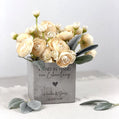 Individuell gravierter Blumentopf für das Brautpaar, perfekt für Geldgeschenke zur Hochzeit oder als stilvolle Tischdekoration. Ein besonderes Paargeschenk, das die Namen des Paares trägt und eine bleibende Erinnerung an den schönsten Tag im Leben schafft. Für Hochzeit, Einzug und Verlobung.