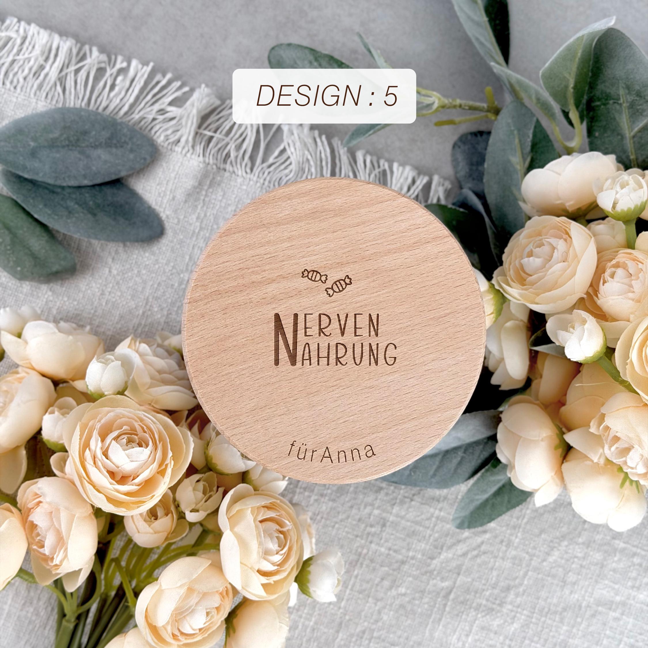 Personalisiertes Vorratsglas Nervennahrung als Geschenk für Kollegen und Mitarbeiter. Ideal als Abschiedsgeschenk für Kollegin oder als Dankeschön für Chefin. Das Glas wird mit Namen personalisiert und eignet sich perfekt als kleine Aufmerksamkeit zum Jobwechsel, Geburtstag oder als liebevolle Geste im Büroalltag.