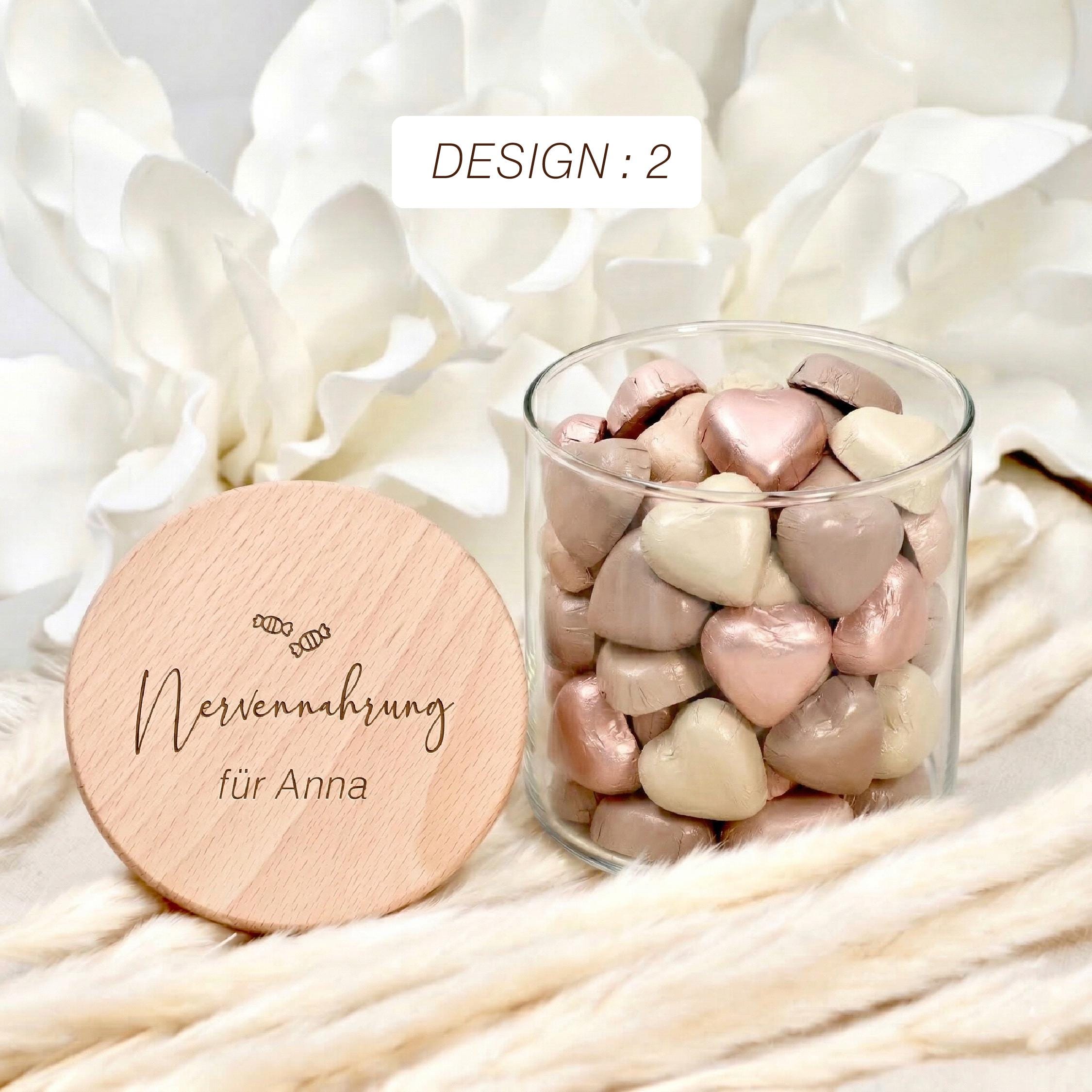 Vorratsglas personalisiert mit Namen als kleine Aufmerksamkeit für Kollegen oder Mitarbeiter. Perfekt als Dankeschön Geschenk oder Abschiedsgeschenk für Kollegin beim Jobwechsel. Das Glas bietet Platz für Süßigkeiten und Nervennahrung und ist eine liebevolle Geschenkidee für Chefin, Kollegin oder Freundin im Büro.