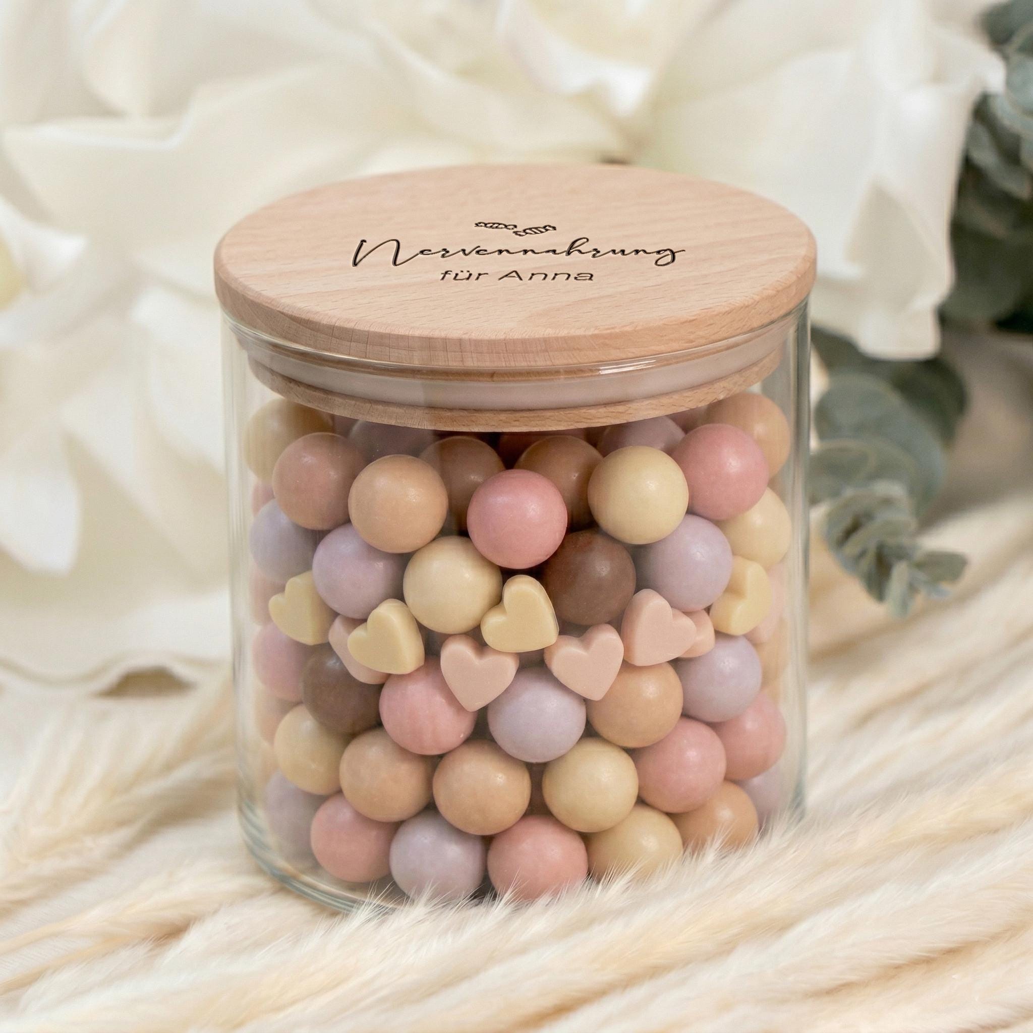 Dankeschön Geschenk für Kollegin in Form eines personalisierten Vorratsglases. Ideal als kleine Aufmerksamkeit für Mitarbeiter oder Chefin. Perfekt als Abschiedsgeschenk bei Jobwechsel oder als Geburtstagsgeschenk für sie. Das Glas wird individuell mit Namen gestaltet.
