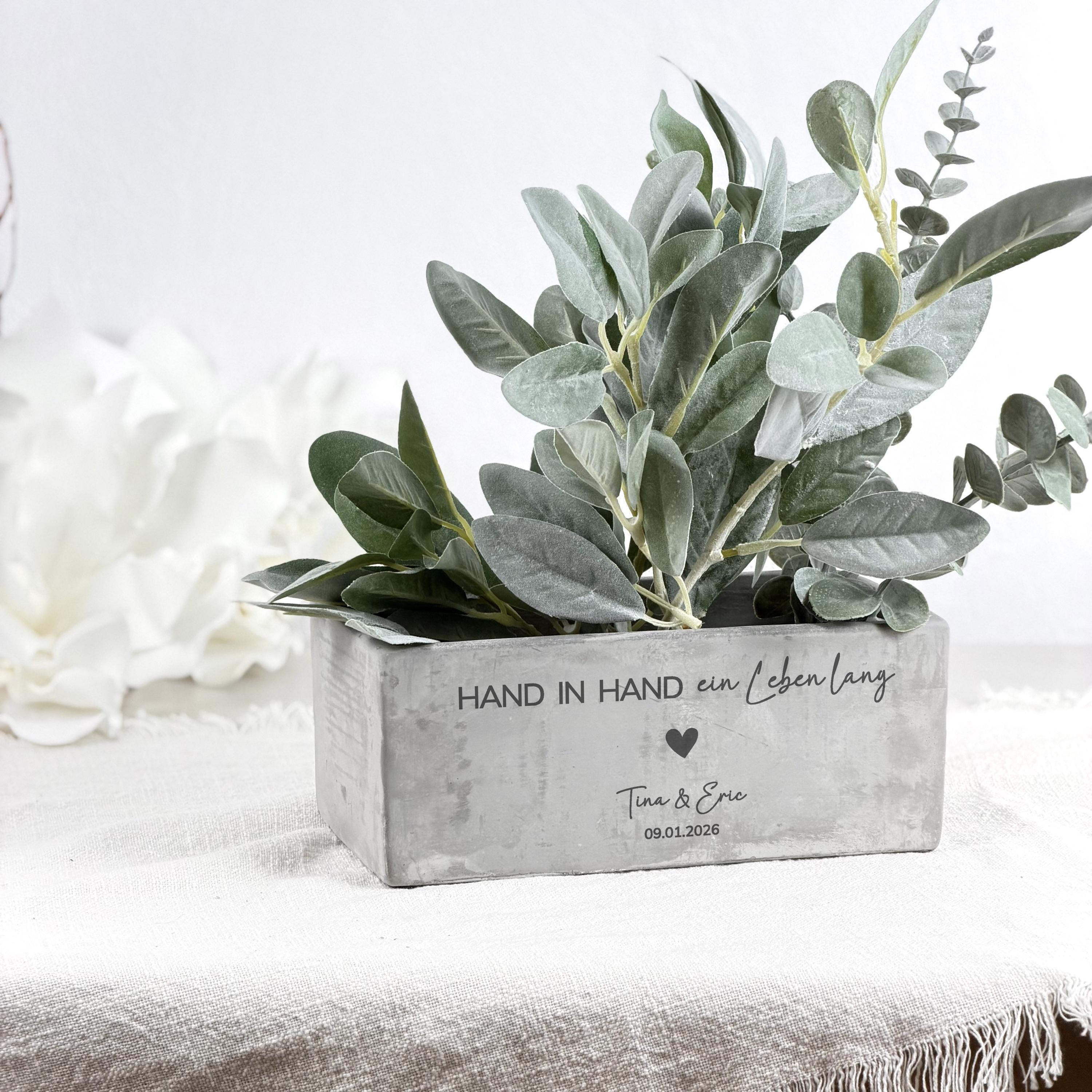 Pflanzentopf personalisiert mit Name und Datum, geeignet als Hochzeitsgeschenk, Valentinstagsgeschenk oder Einweihungsgeschenk. Das ideale Paargeschenk für frisch Verlobte oder verheiratete Paare. Dekoratives Geschenk, das Individualität und Liebe ausdrückt und im Zuhause lange geschätzt wird.