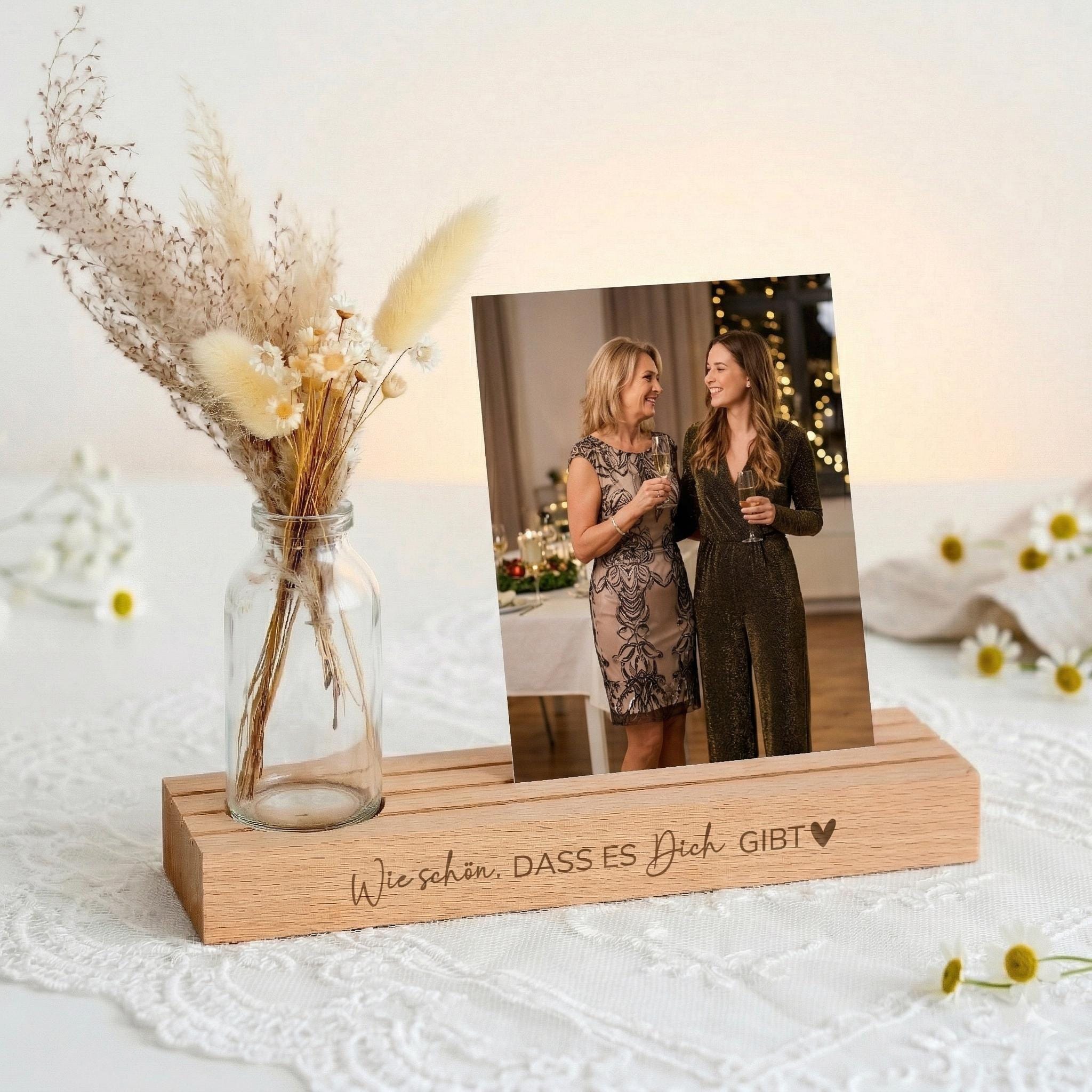 Kerzenhalter personalisiert kombiniert mit Kartenhalter Funktion für Fotos und Erinnerungen. Dieser Fotoständer personalisiert ist ein besonderes Geschenk für Mama oder Oma. Die Fotoleiste mit Spruch macht den Kartenständer mit Gravur zu einer liebevollen Dekoration. Ideal als Muttertag Geschenk, Geburtstagsgeschenk für sie oder Geschenkidee Oma Geburtstag. Der Fotohalter personalisiert bringt persönliche Momente stilvoll zur Geltung.