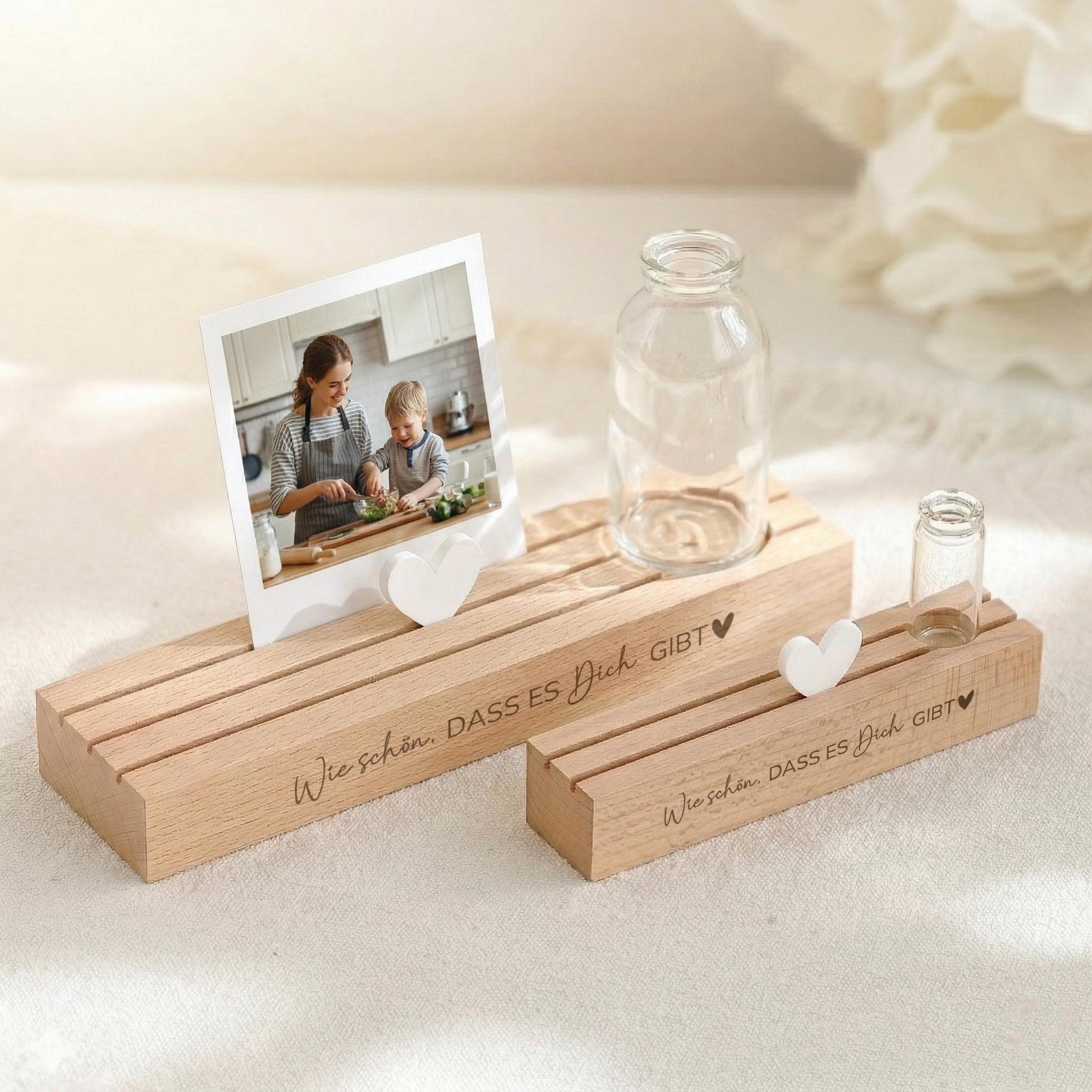 Kartenständer mit Gravur als eleganter Fotohalter personalisiert für besondere Momente. Perfekt geeignet für Fotos, Postkarten oder kleine Botschaften. Diese Fotoleiste mit Spruch ist ein personalisiertes Geschenk für Mama, ideal auch als Oma Geschenk oder Muttertag Geschenk. Der Bilderrahmen individuell gestaltet fügt sich harmonisch in jede Einrichtung ein und eignet sich wunderbar als Geburtstagsgeschenk für sie oder Geschenkidee Oma Geburtstag.
