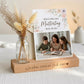 Kerzenhalter personalisiert als stilvoller Kartenständer mit Gravur, ideal zum Präsentieren von Fotos, Postkarten oder liebevollen Botschaften. Diese Fotoleiste mit Spruch eignet sich perfekt als personalisiertes Geschenk für Mama oder Oma. Der individuelle Fotohalter passt zu jeder Einrichtung und wird gerne zum Muttertag, Geburtstag oder als besondere Geschenkidee gewählt. Ein langlebiger Bilderrahmen individuell gestaltet, der Erinnerungen dekorativ in Szene setzt und jeden Moment hervorhebt.