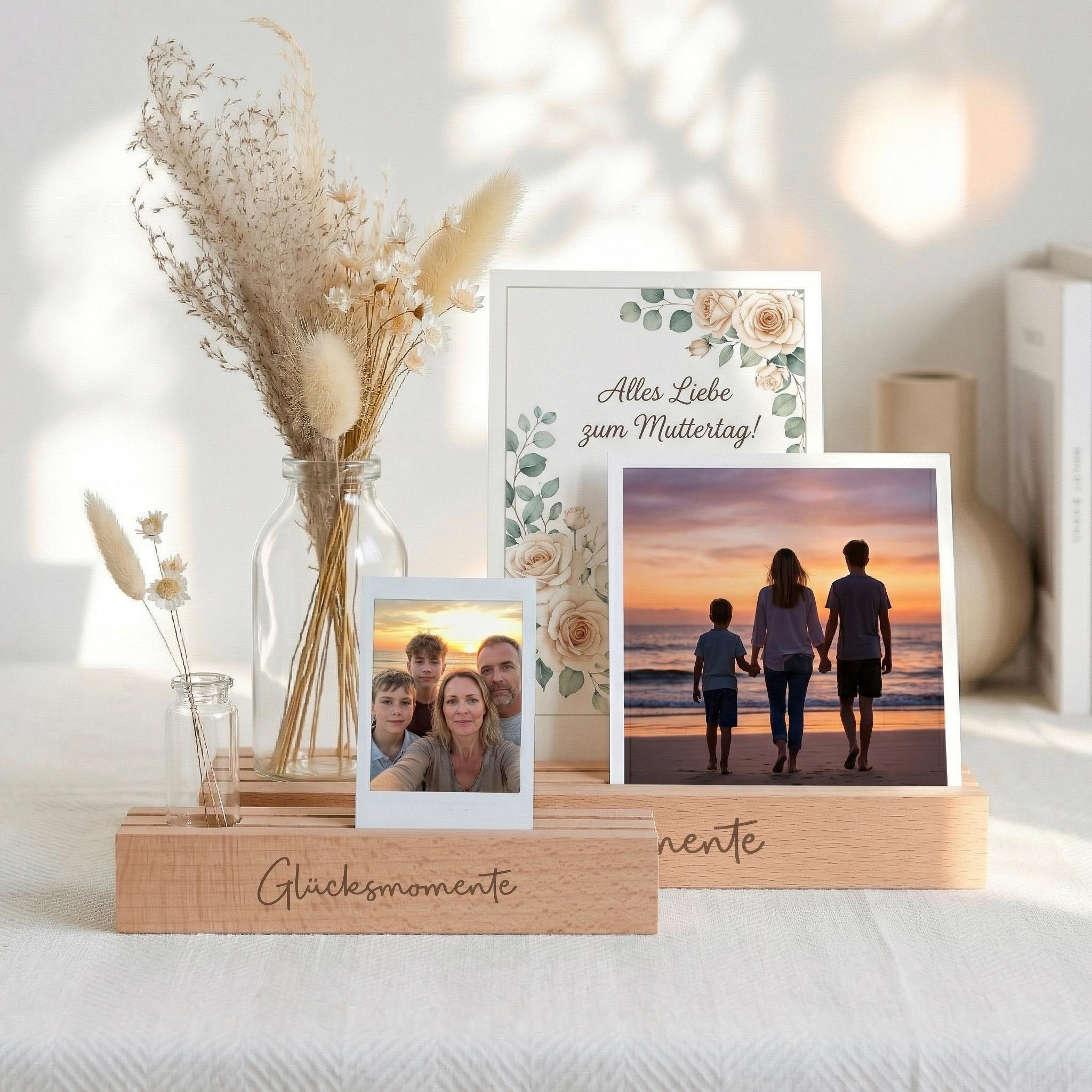 Kartenständer mit Gravur Glücksmomente als Fotohalter personalisiert mit Vase und Trockenblumen. Diese Bilderleiste individuell aus Buchenholz eignet sich als Geschenk für Mama oder Oma. Perfekt für Muttertag Geschenk oder Mama Geburtstag. Der Kartenhalter personalisiert dient gleichzeitig als Kerzenhalter Deko und präsentiert Fotos, Postkarten und Erinnerungen dekorativ als Tischdeko Geburtstag.