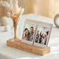Kartenhalter personalisiert mit Gravur Glücksmomente und Vase mit Trockenblumen. Der Fotoständer personalisiert aus Buchenholz ist eine besondere Geschenkidee für Mama oder Oma. Ideal als Muttertag Geschenk oder Geburtstagsgeschenk Frau. Diese Fotoleiste mit Spruch kombiniert Bilderrahmen individuell mit Kerzenhalter und eignet sich perfekt als Tischdeko Geburtstag oder dekorativer Holzaufsteller.