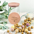 Personalisiertes Vorratsglas für Mama als liebevolles Muttertagsgeschenk, dekoratives Naschglas mit Name und Aufschrift Nervennahrung für Mama, gefüllt mit Süßigkeiten oder kleinen Überraschungen, perfekte Geschenkidee zum Muttertag oder als Geburtstagsgeschenk für Mama, auch geeignet als kleines Dankeschön oder Aufmerksamkeit für zwischendurch, individuelles Geschenk mit persönlicher Note.