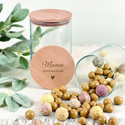 Personalisiertes Vorratsglas für Mama als liebevolles Muttertagsgeschenk, dekoratives Naschglas mit Name und Aufschrift Nervennahrung für Mama, gefüllt mit Süßigkeiten oder kleinen Überraschungen, perfekte Geschenkidee zum Muttertag oder als Geburtstagsgeschenk für Mama, auch geeignet als kleines Dankeschön oder Aufmerksamkeit für zwischendurch, individuelles Geschenk mit persönlicher Note.