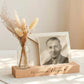 Kartenständer mit Gravur „Für immer im Herzen“ als Kartenhalter personalisiert mit Vase und Trockenblumen. Diese Bilderleiste Bilderrahmen aus Buchenholz ist ein einfühlsames Trauergeschenk individuell gestaltet. Ideal als Kondolenzgeschenk Beileid oder Geschenk Anteilnahme. Der Fotoständer personalisiert kombiniert Kerzenhalter für Gedenkkerze mit dekorativer Vase und eignet sich als Geschenk Beerdigung oder Erinnerung.
