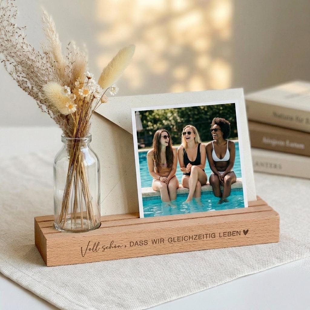 Fotohalter personalisiert als Kartenhalter mit Vase und Trockenblumen aus natürlichem Buchenholz. Die Fotoleiste mit Spruch eignet sich als Geschenk beste Freundin oder Geschenk Schwester. Kartenständer mit Gravur präsentiert Erinnerungsfotos dekorativ. Perfekt als Tischdeko Geburtstag oder Geburtstagsgeschenk Frau. Diese Bilderleiste ist eine schöne Geschenkidee Geburtstag Frau und ein personalisiertes Geschenk für sie.