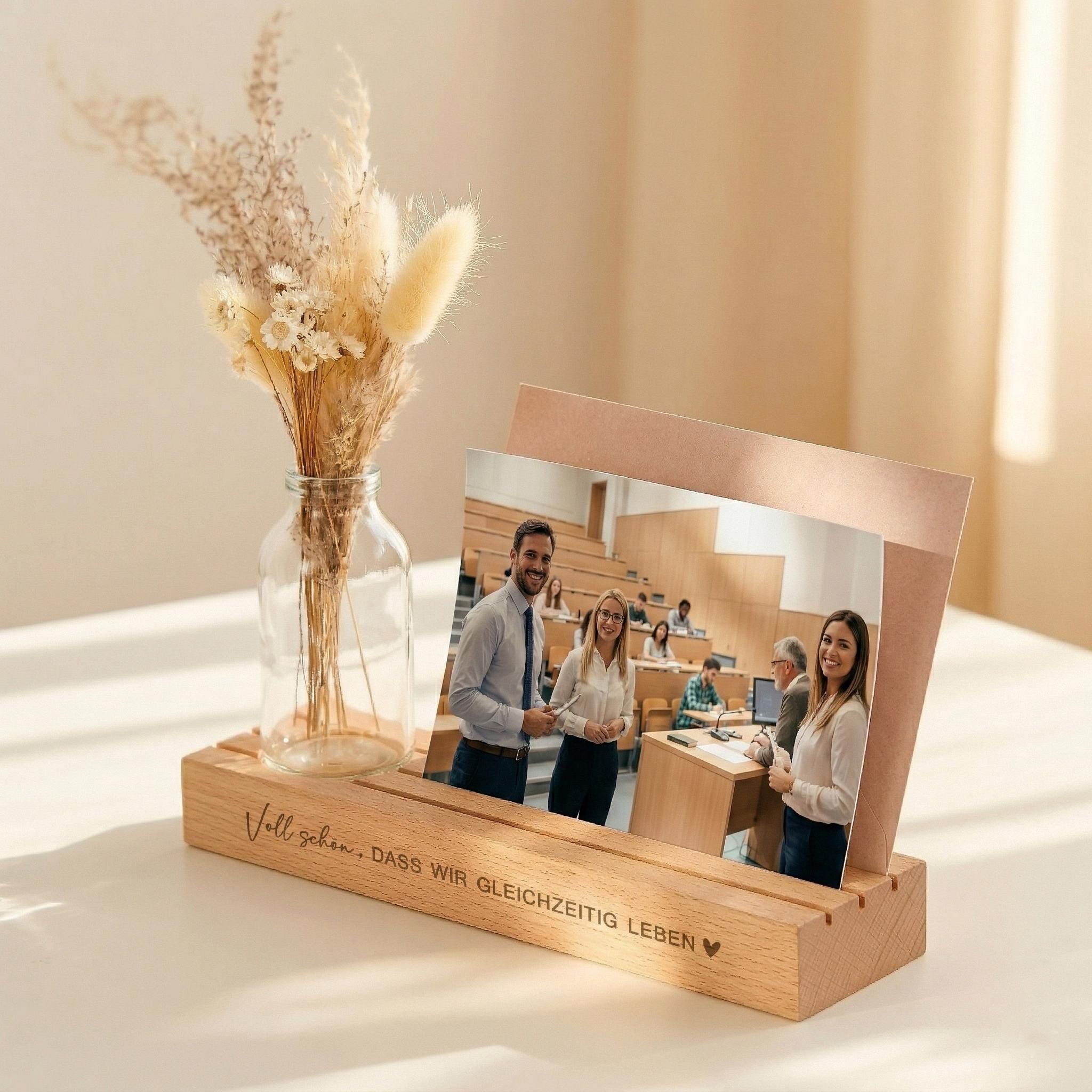 Kartenhalter personalisiert mit Vase und Trockenblumen als Fotoständer personalisiert aus Buchenholz. Diese Fotoleiste mit Spruch ist eine besondere Geschenkidee für beste Freundin, Schwester oder Freundin. Kartenständer mit Gravur eignet sich als Tischdeko Geburtstag und als Geburtstagsgeschenk Frau. Die Bilderleiste bietet Platz für Fotos und liebevolle Botschaften und ist ein personalisiertes Geschenk Frau.