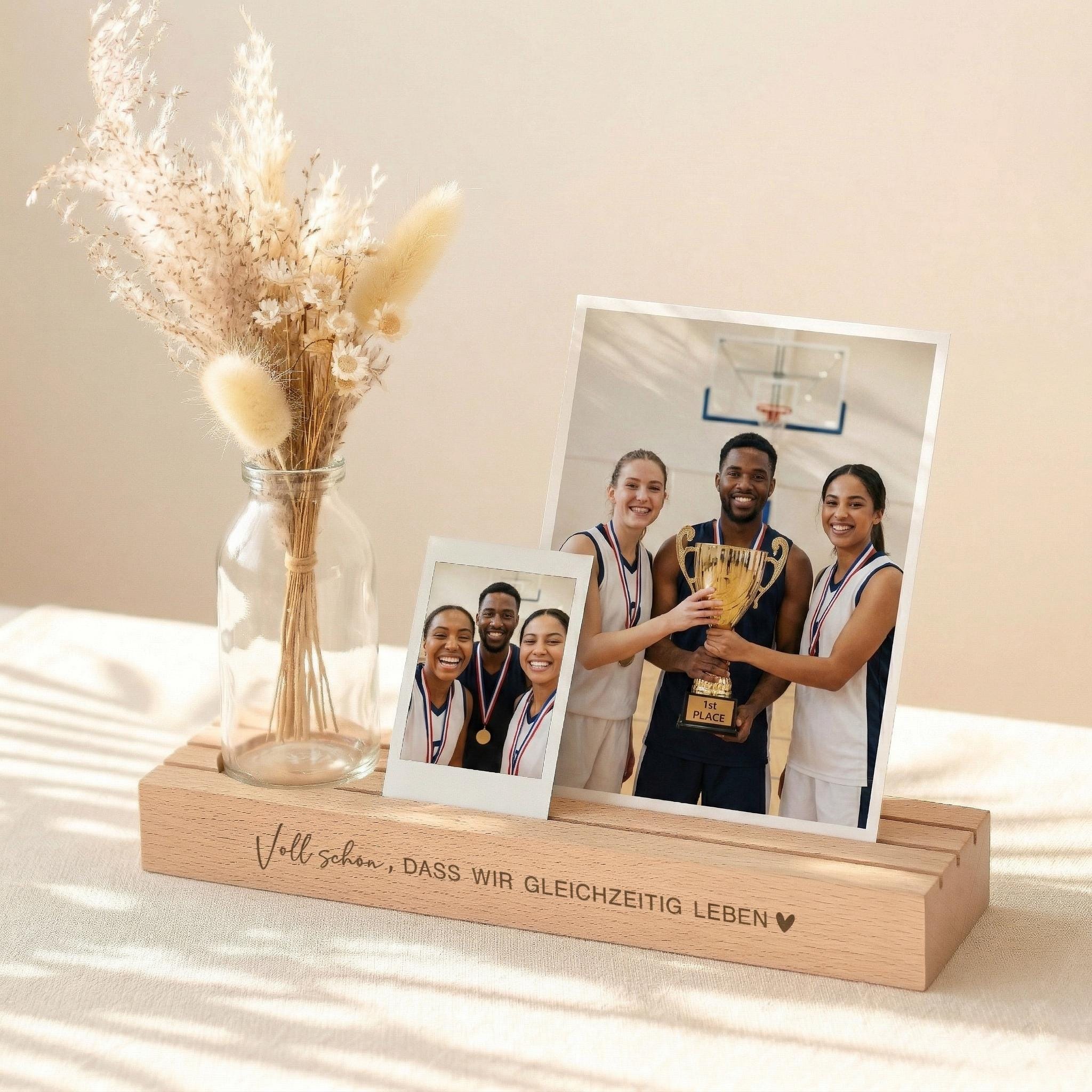 Kartenhalter personalisiert mit Vase und Trockenblumen aus Buchenholz. Diese Fotoleiste mit Spruch eignet sich als Geschenk beste Freundin oder Schwester. Kartenständer mit Gravur für Fotos und Botschaften. Fotoständer personalisiert als Tischdeko Geburtstag und Geburtstagsgeschenk Frau.