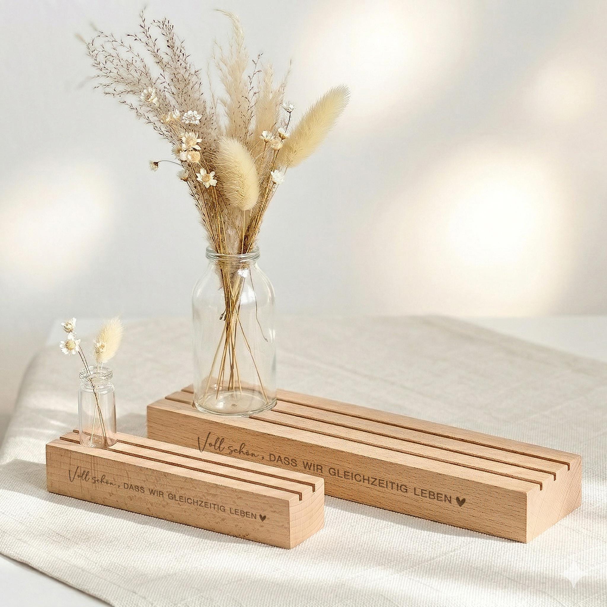 Fotohalter personalisiert mit Vase und Trockenblumen als Kartenhalter personalisiert. Bilderleiste Buchenholz als Geschenkidee für Freundin oder Schwester. Kartenständer mit Gravur für Tischdeko Geburtstag.
