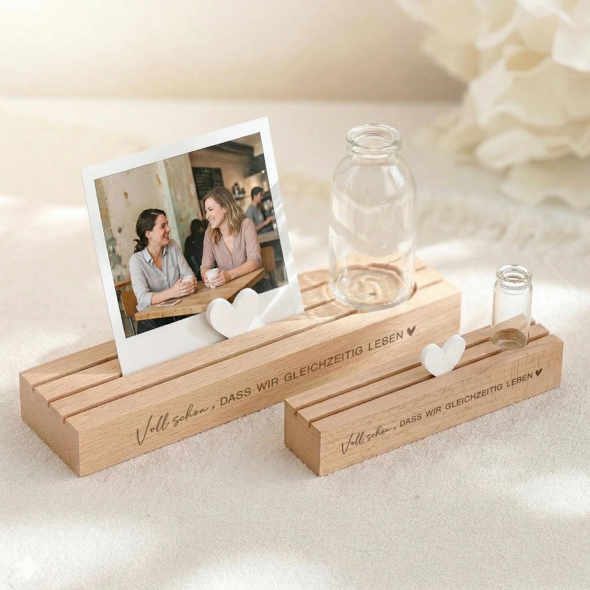 Fotoleiste mit Spruch aus Buchenholz als Kartenhalter personalisiert mit Vase und Trockenblumen. Der Kartenständer mit Gravur eignet sich als Geschenk für Freundin oder Schwester. Fotoständer personalisiert als Tischdeko Geburtstag dekorativ einsetzbar. Diese Bilderleiste ist ein Geburtstagsgeschenk Frau und eine kreative Geschenkidee Geburtstag Frau mit persönlicher Gravur.